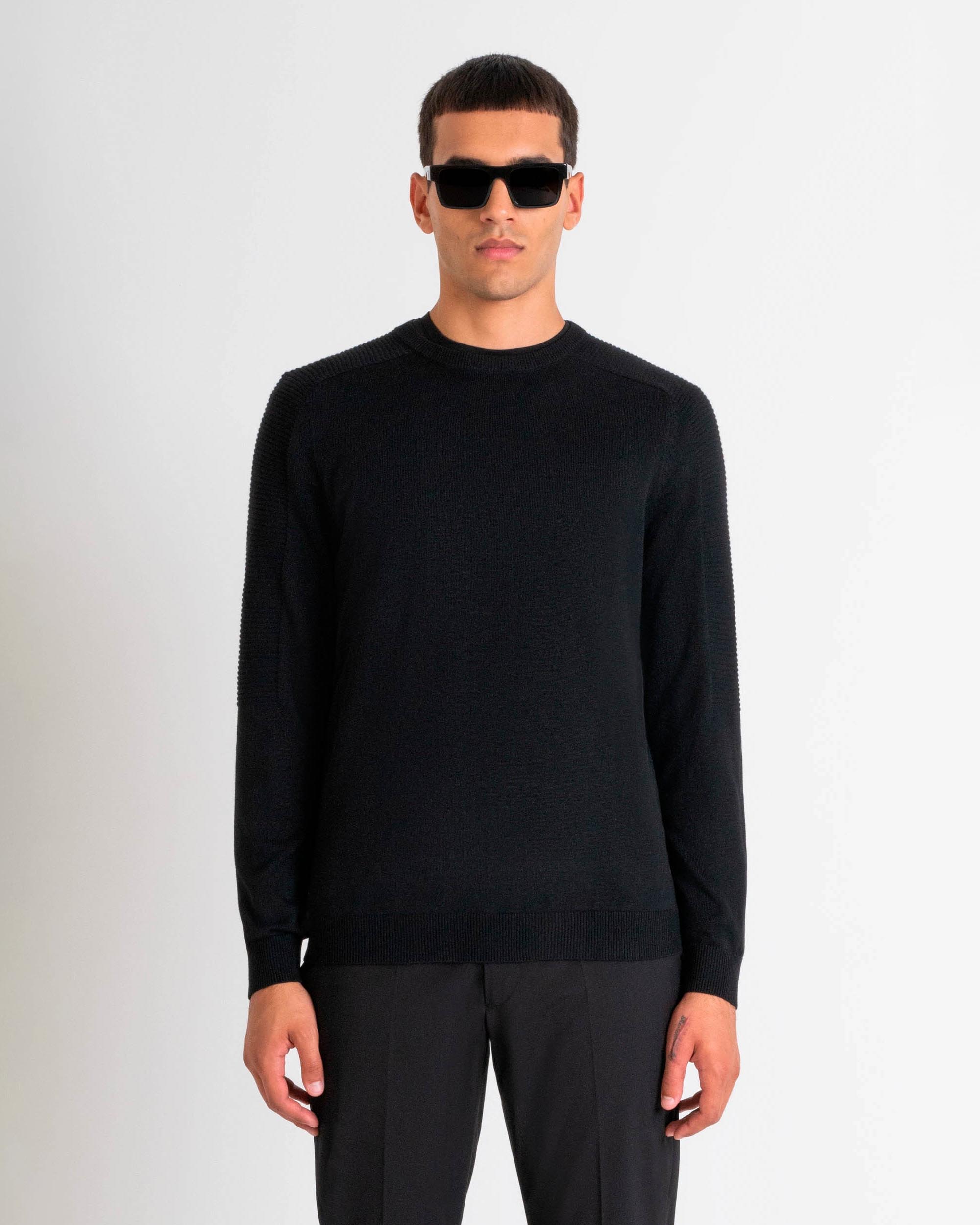 Maglia nera girocollo in misto lana con lavorazione a costine sulle spalle