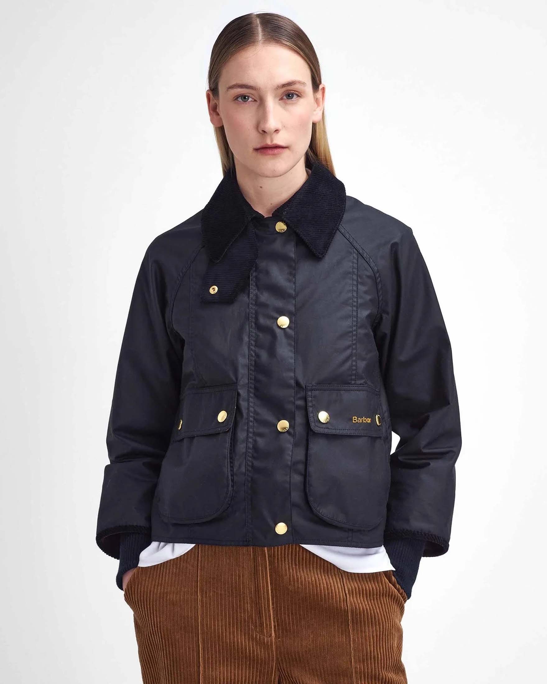 Barbour — Giaccone cropped nero Beadnell in cotone cerato con colletto in cotone a costine