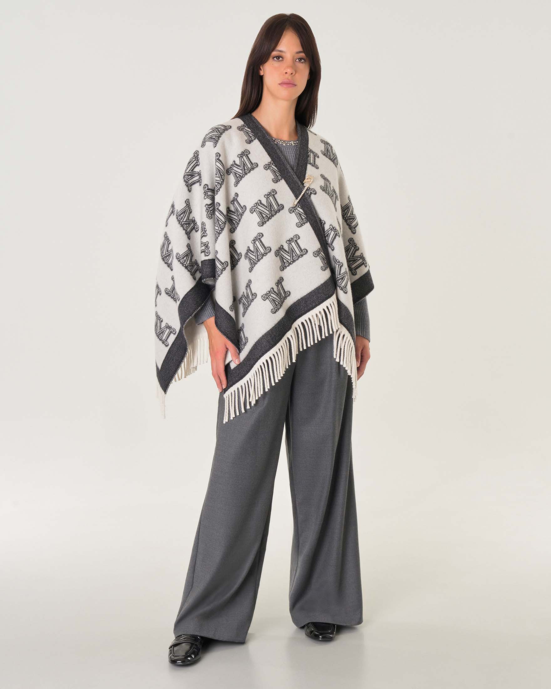 Mantella in doppio tessuto di pura lana a motivo monogramm color bianca e nera con spilla da balia in strass