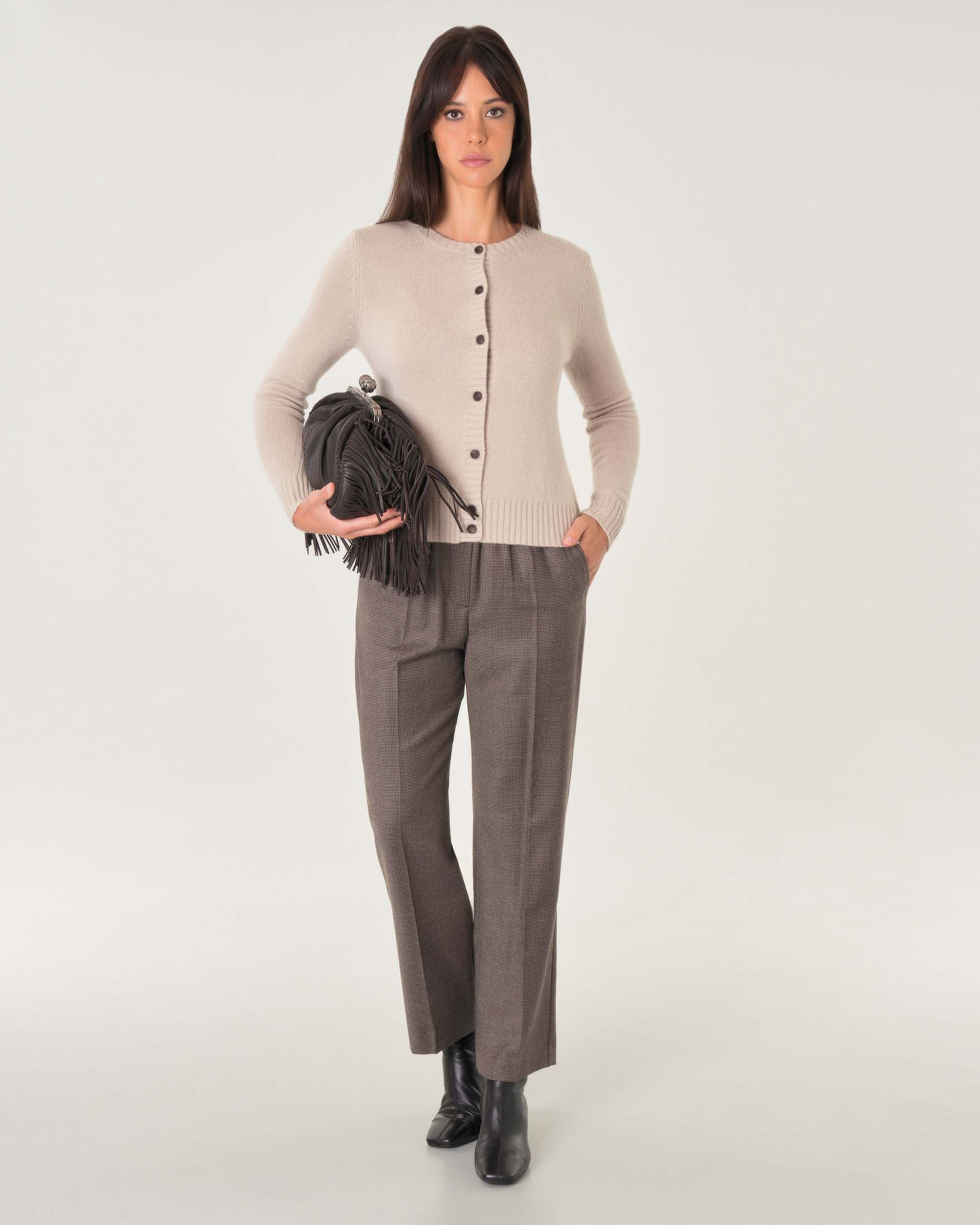 Cardigan beige in puro cashmere con scollo tondo e chiusura a bottoni