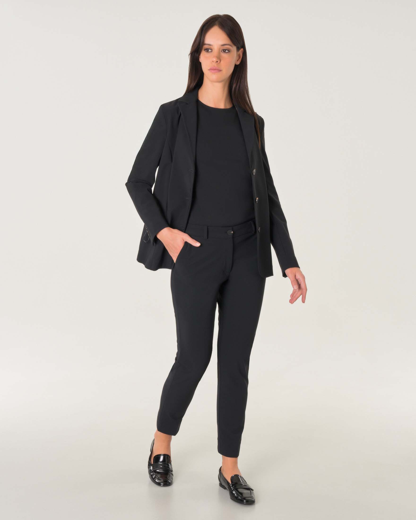 Pantaloni slim neri in tessuto tecnico lunghezza alla caviglia con spacchetti laterali image