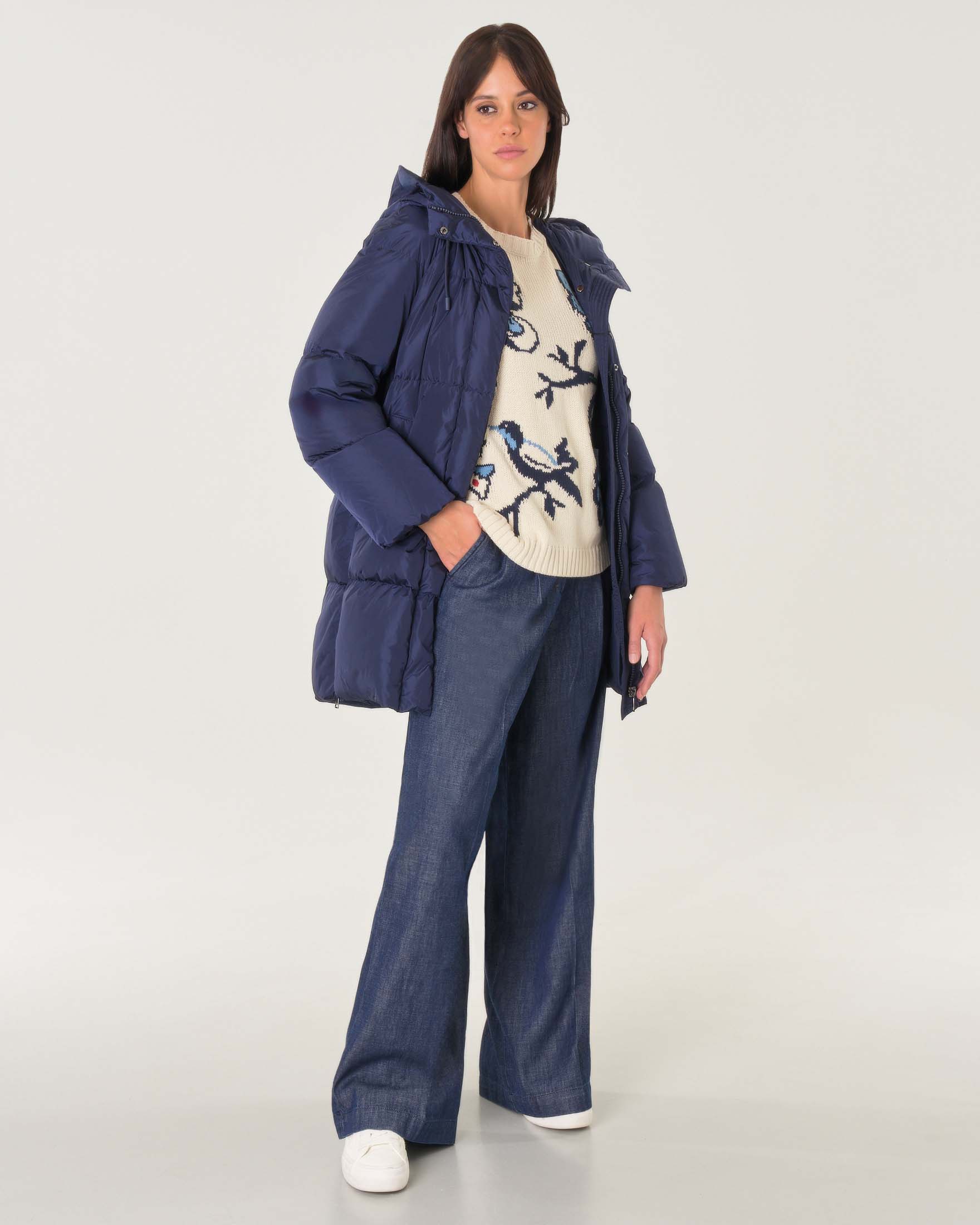 Giaccone imbottito blu Weekend Max Mara con cappuccio e aperture a cerniera lungo i fianchi