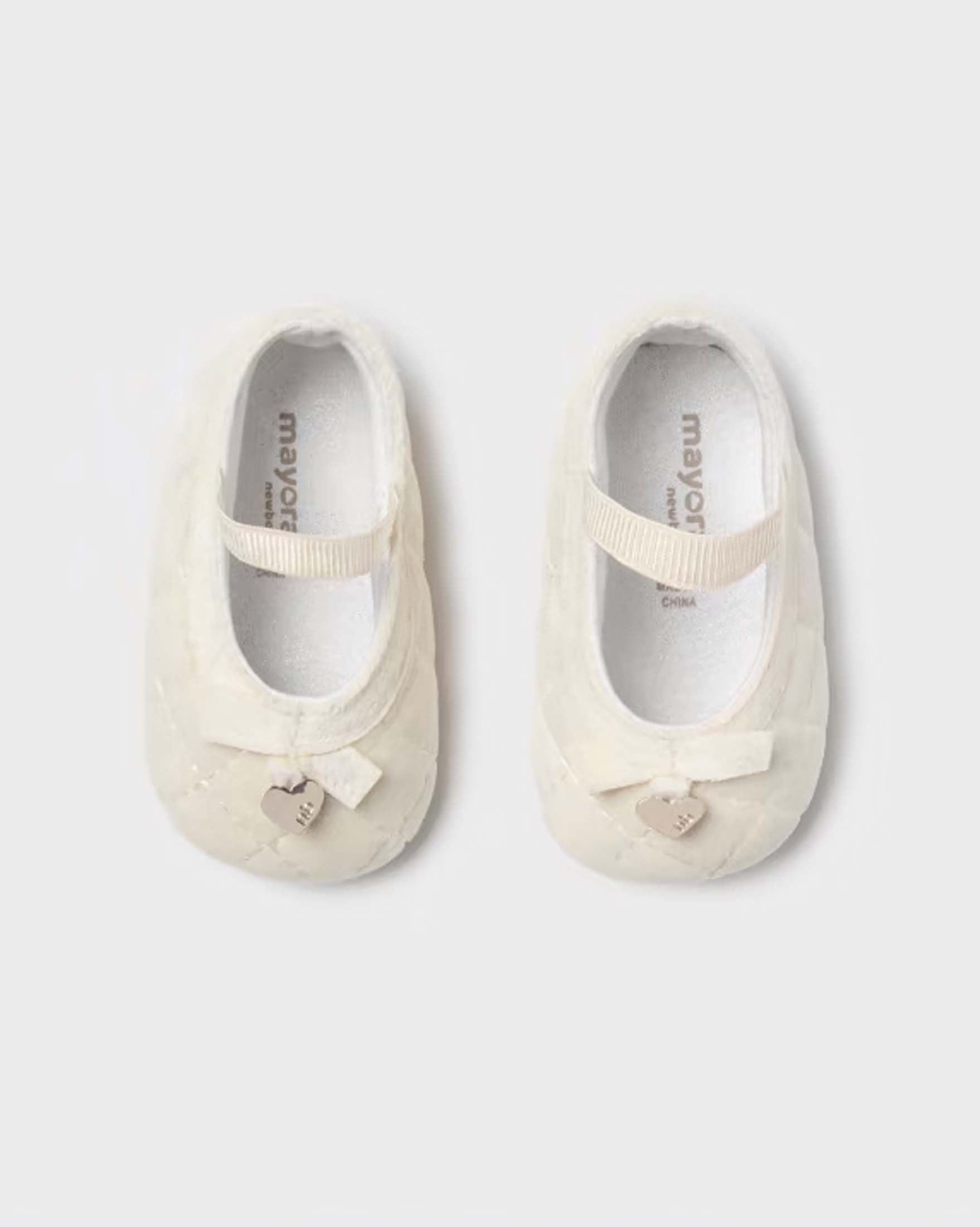 Ballerine avorio in velluto matellassé con cinturino elasticizzato image