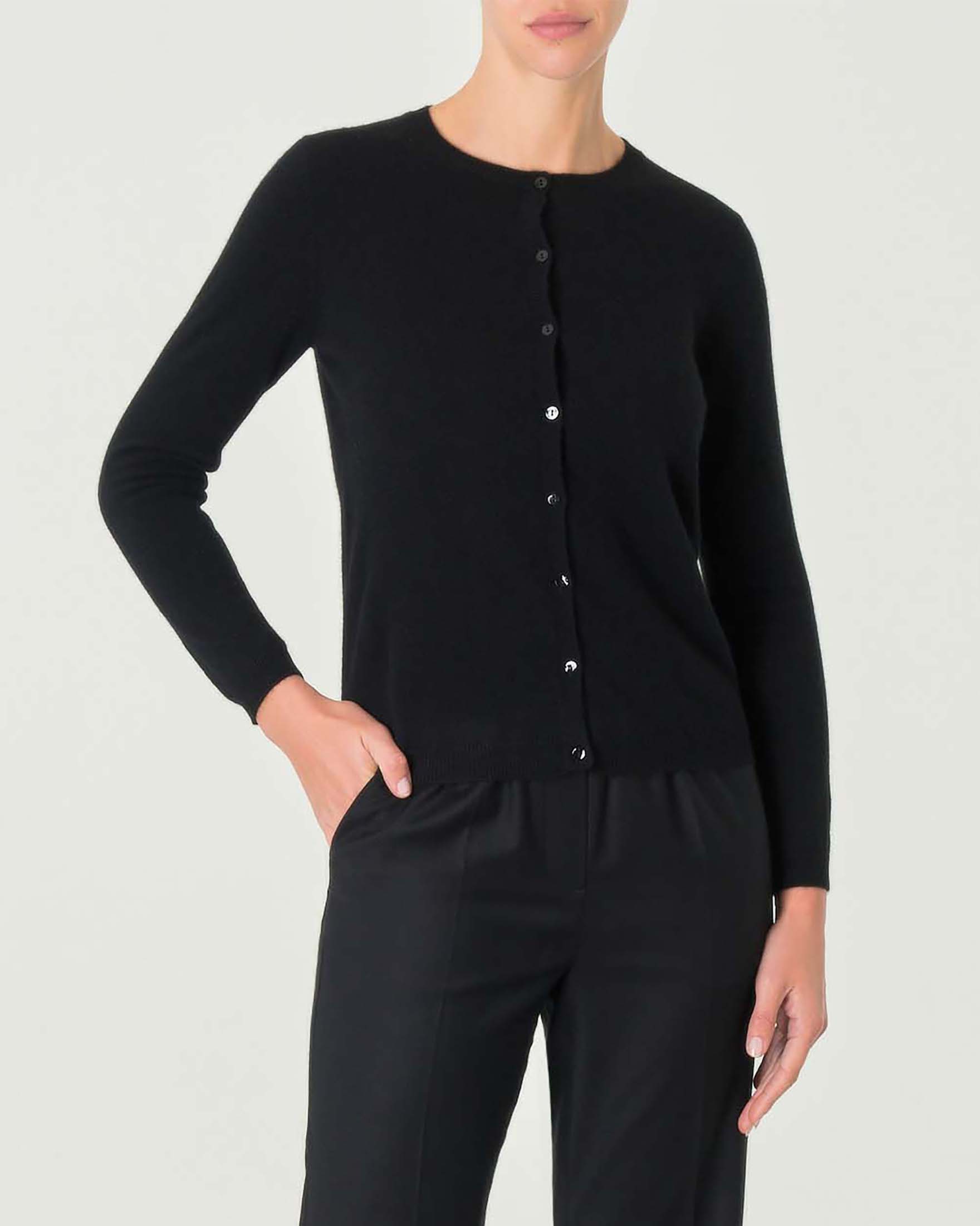 Cardigan nero girocollo in puro cashmere con chiusura a bottoni tono su tono
