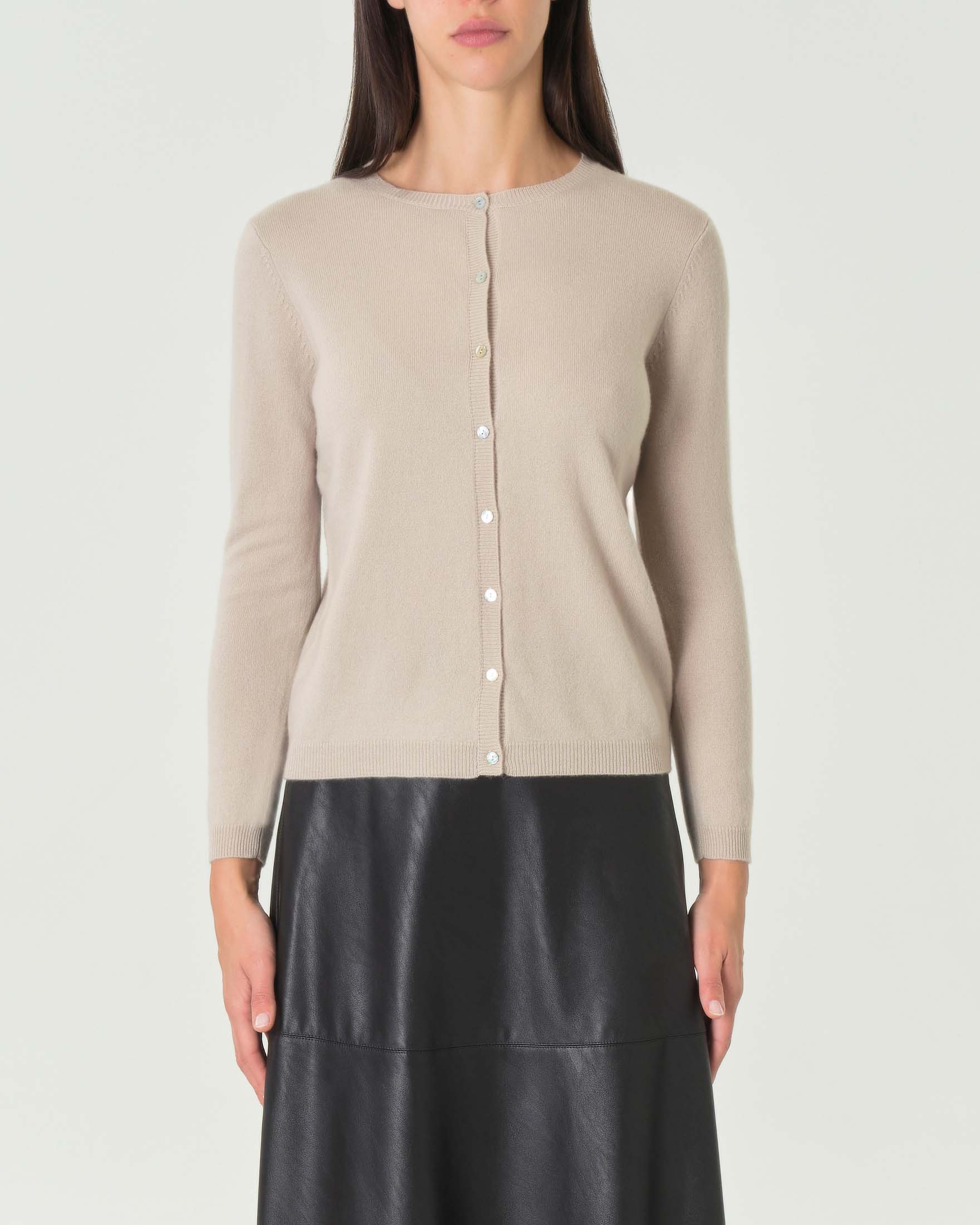 Cardigan beige girocollo in puro cashmere con chiusura a bottoni tono su tono image