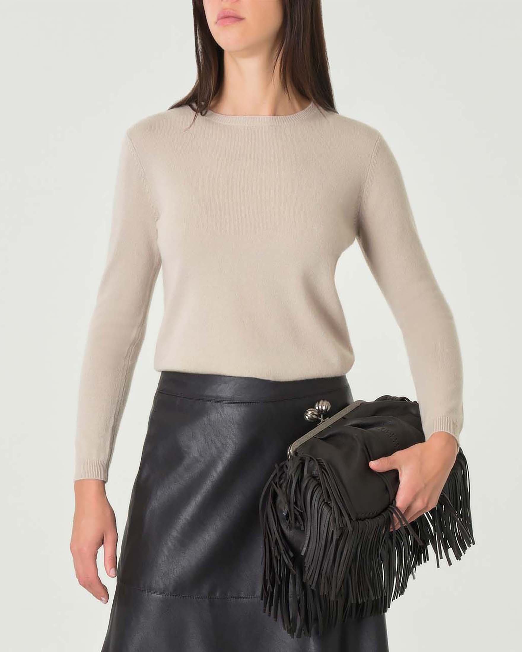 Maglia beige girocollo in cashmere con profili lavorati a costine