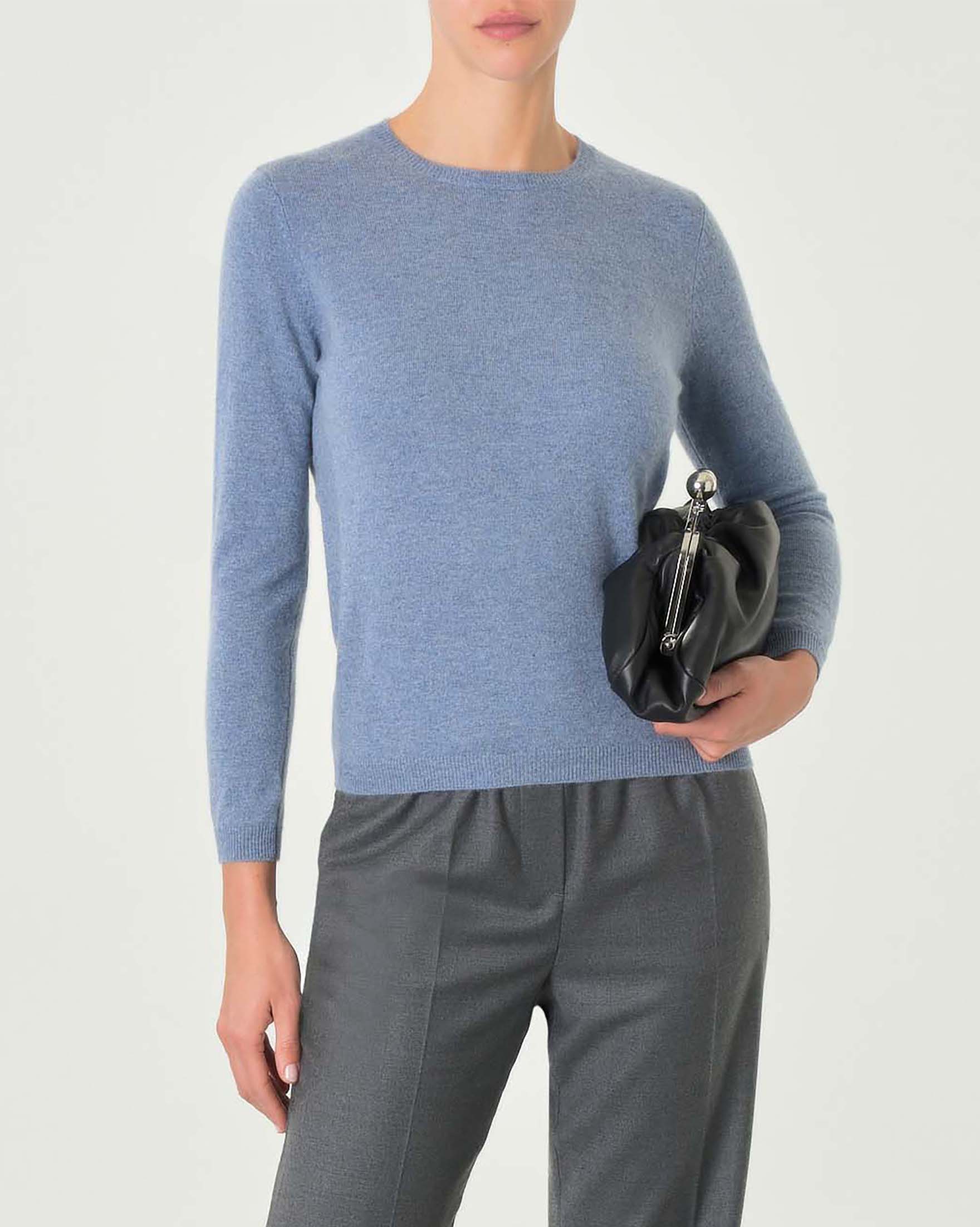 Maglia azzurro denim girocollo in cashmere con profili lavorati a costine