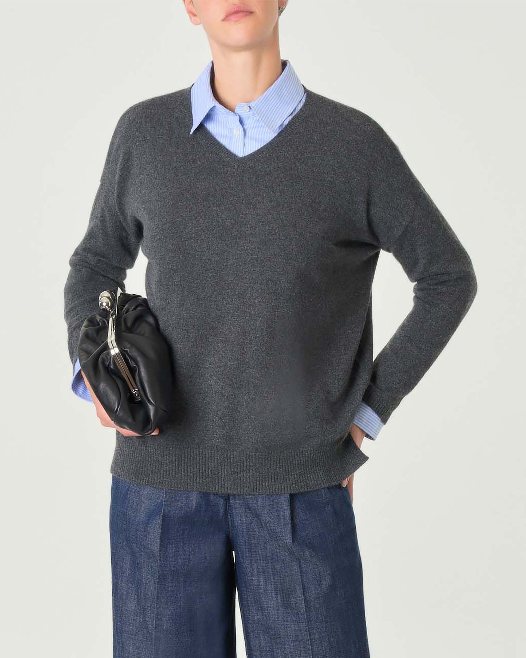 Maglia boxy grigio antracite in puro cashmere con scollo a V
