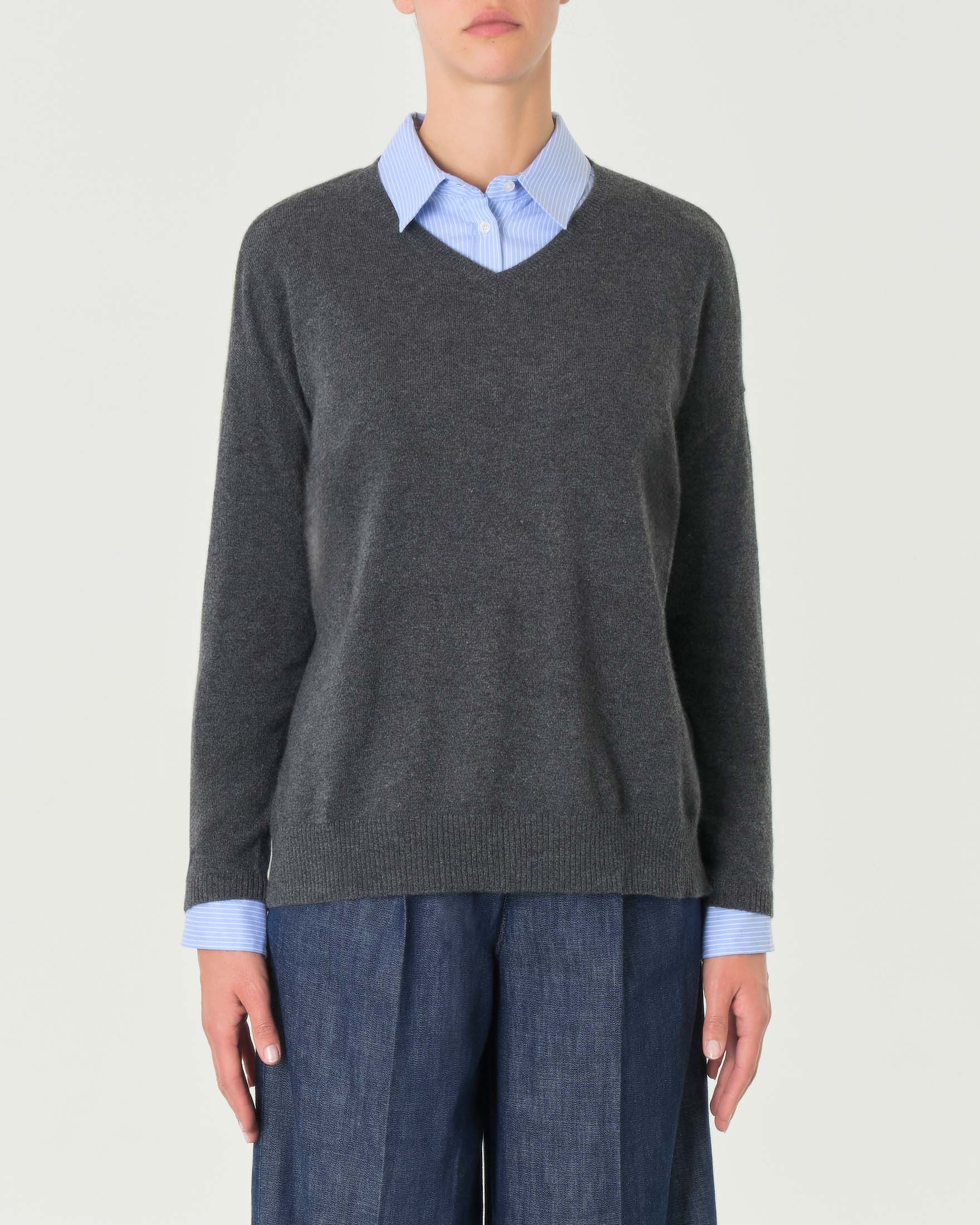 Maglia boxy grigio antracite in puro cashmere con scollo a V image