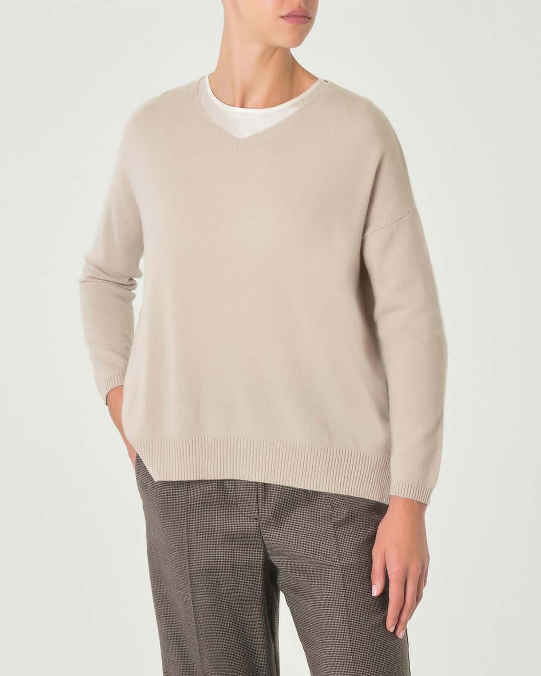 Maglia boxy beige in puro cashmere con scollo a V