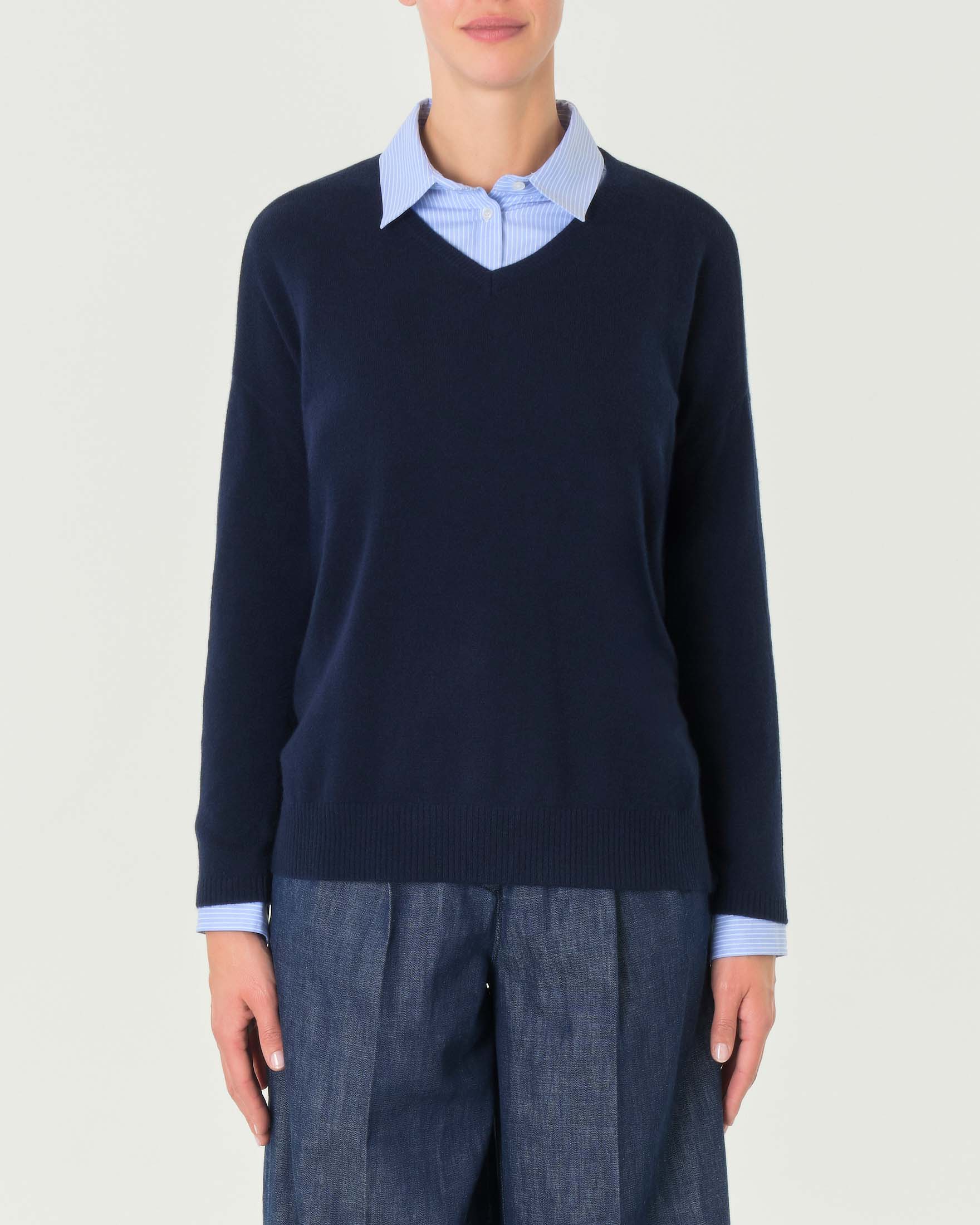 Maglia boxy blu in puro cashmere con scollo a V image