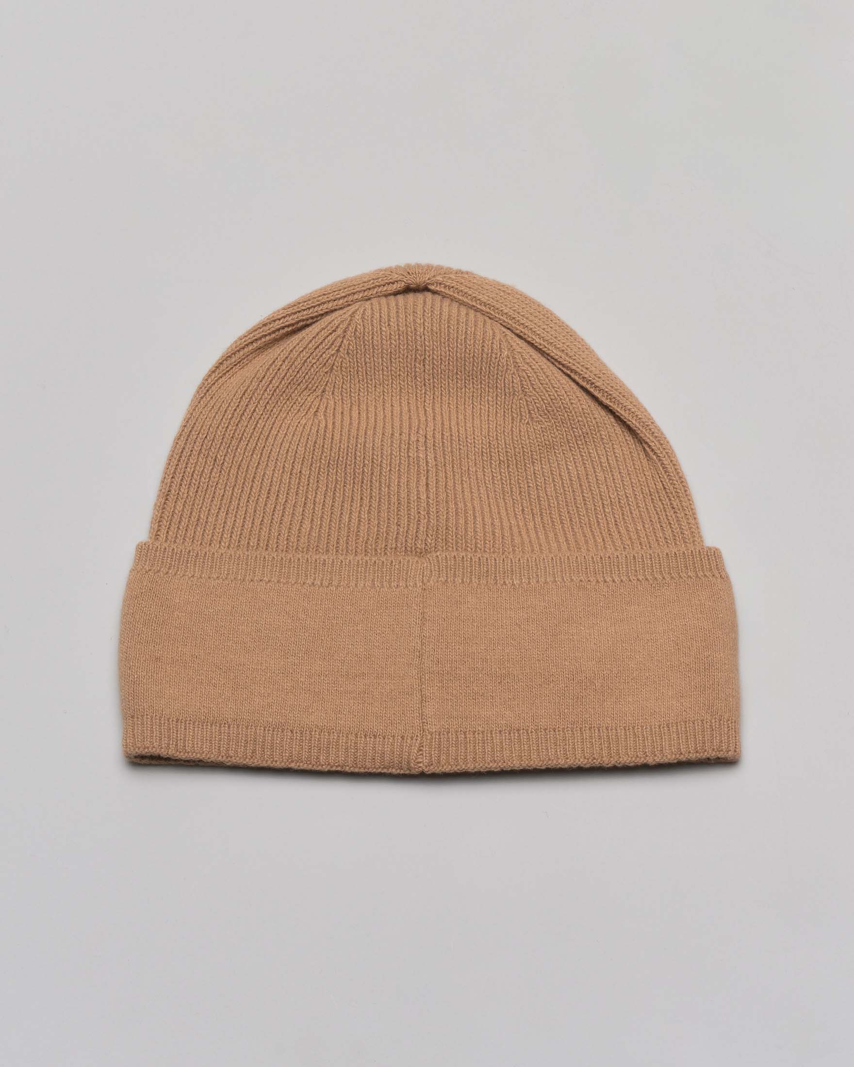 Berretto color cammello in misto lana e cashmere a coste inglesi con logo jacquard marrone sul risvolto image