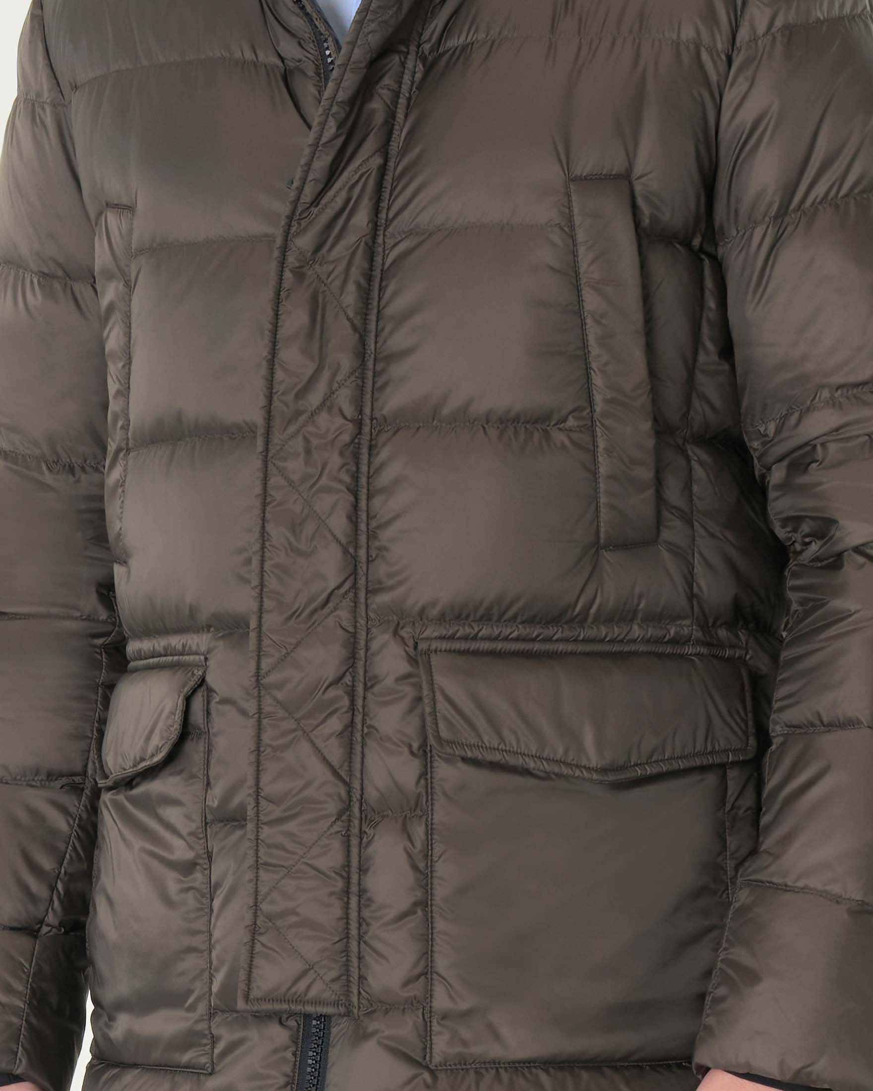 Piumino con cappuccio color fango in nylon opaco imbottito in piuma con tascone applicate image