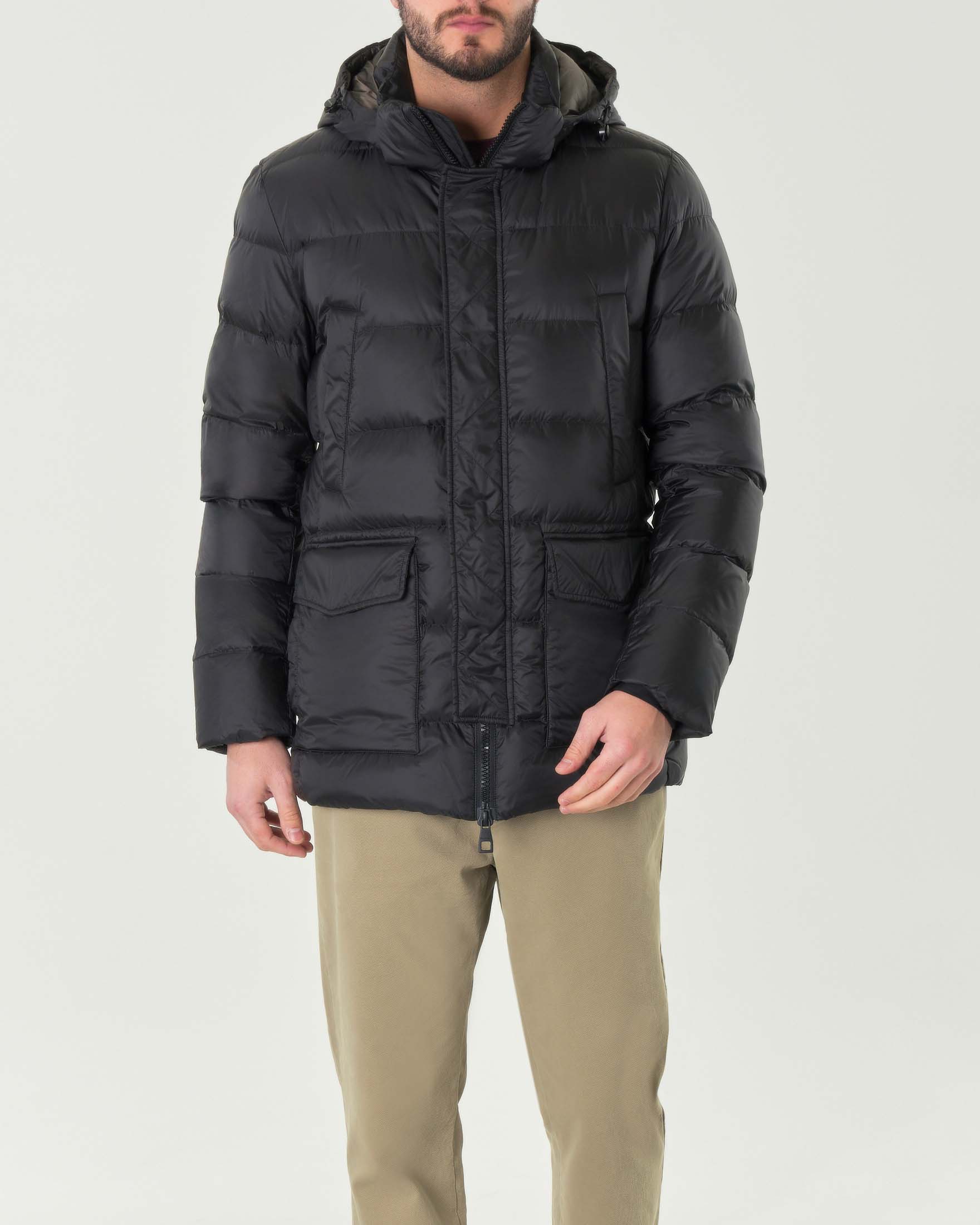 Piumino nero con cappuccio in nylon opaco imbottito in piuma con tascone applicate