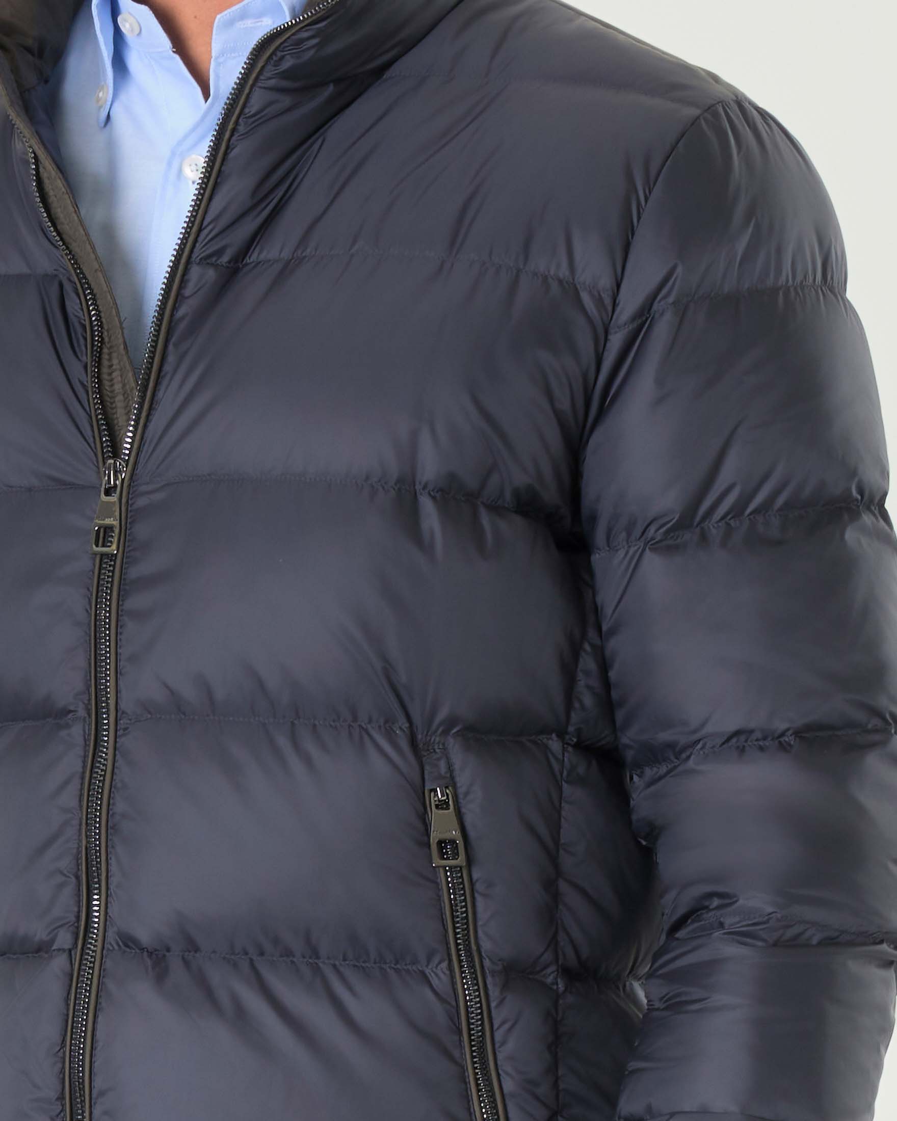 Piumino blu senza cappuccio in nylon opaco imbottito in piuma image