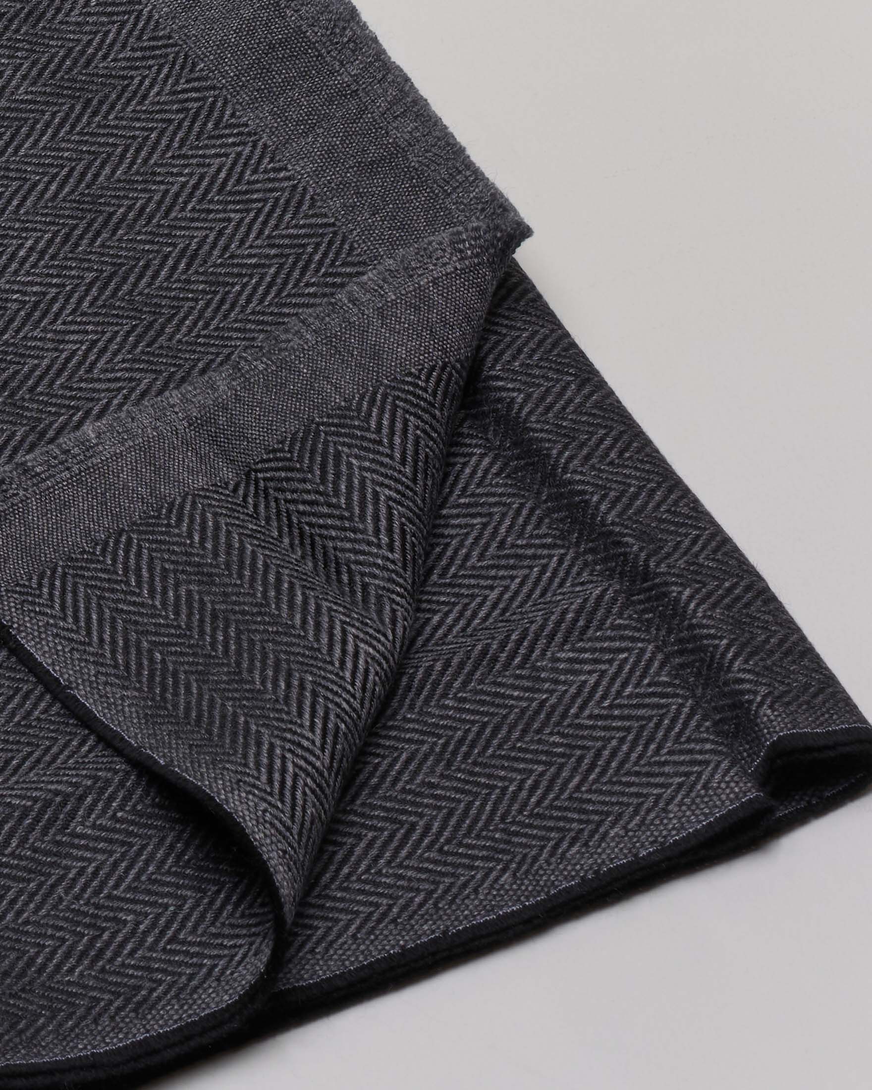 Sciarpa Raja color antracite in tessuto spinato a trama nera di pura lana