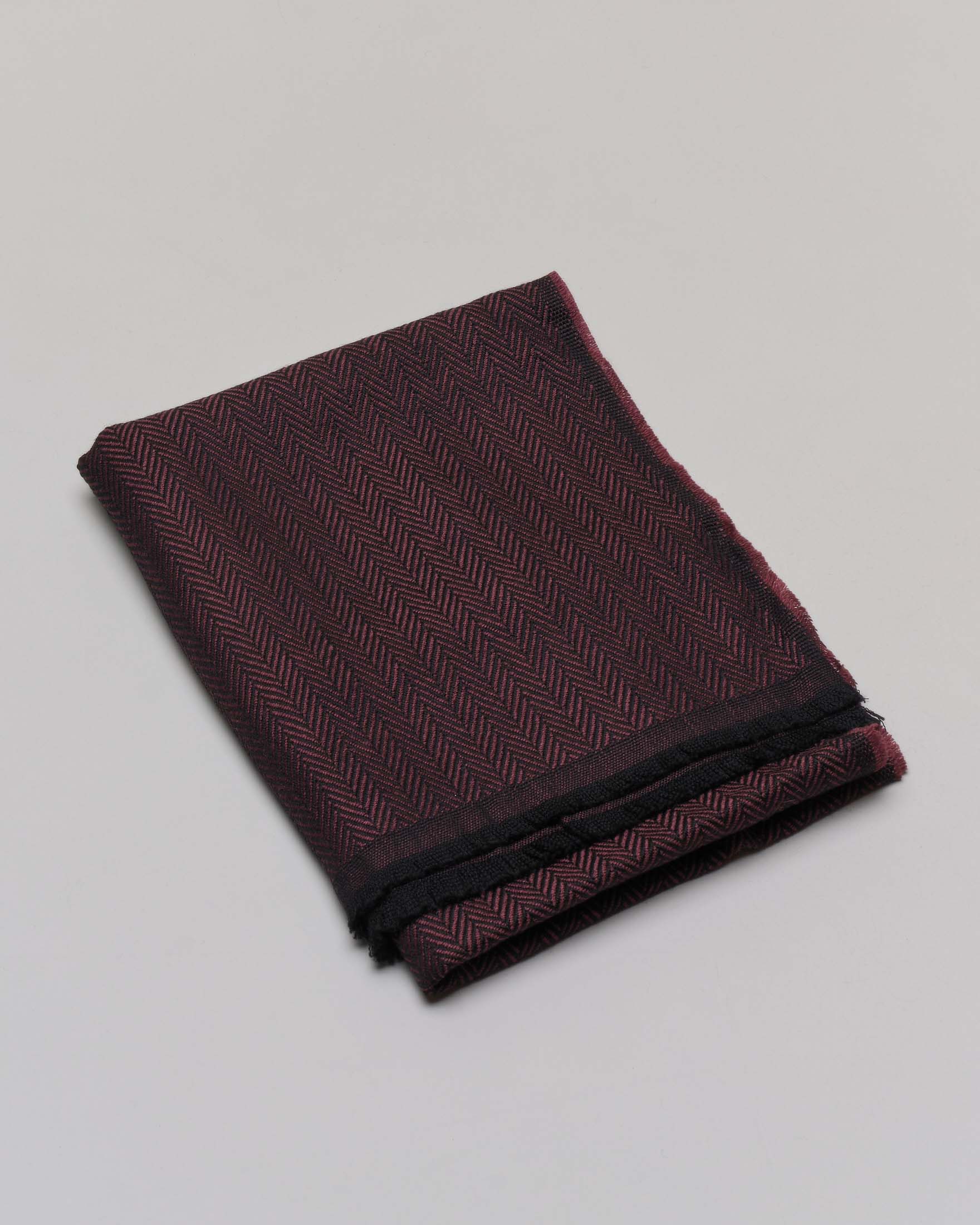 Sciarpa Raja color bordeaux in tessuto spinato a trama nera di pura lana