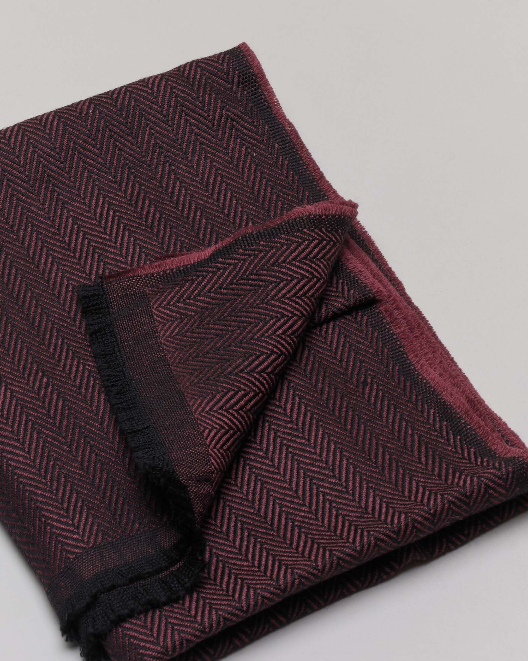 Sciarpa Raja color bordeaux in tessuto spinato a trama nera di pura lana image