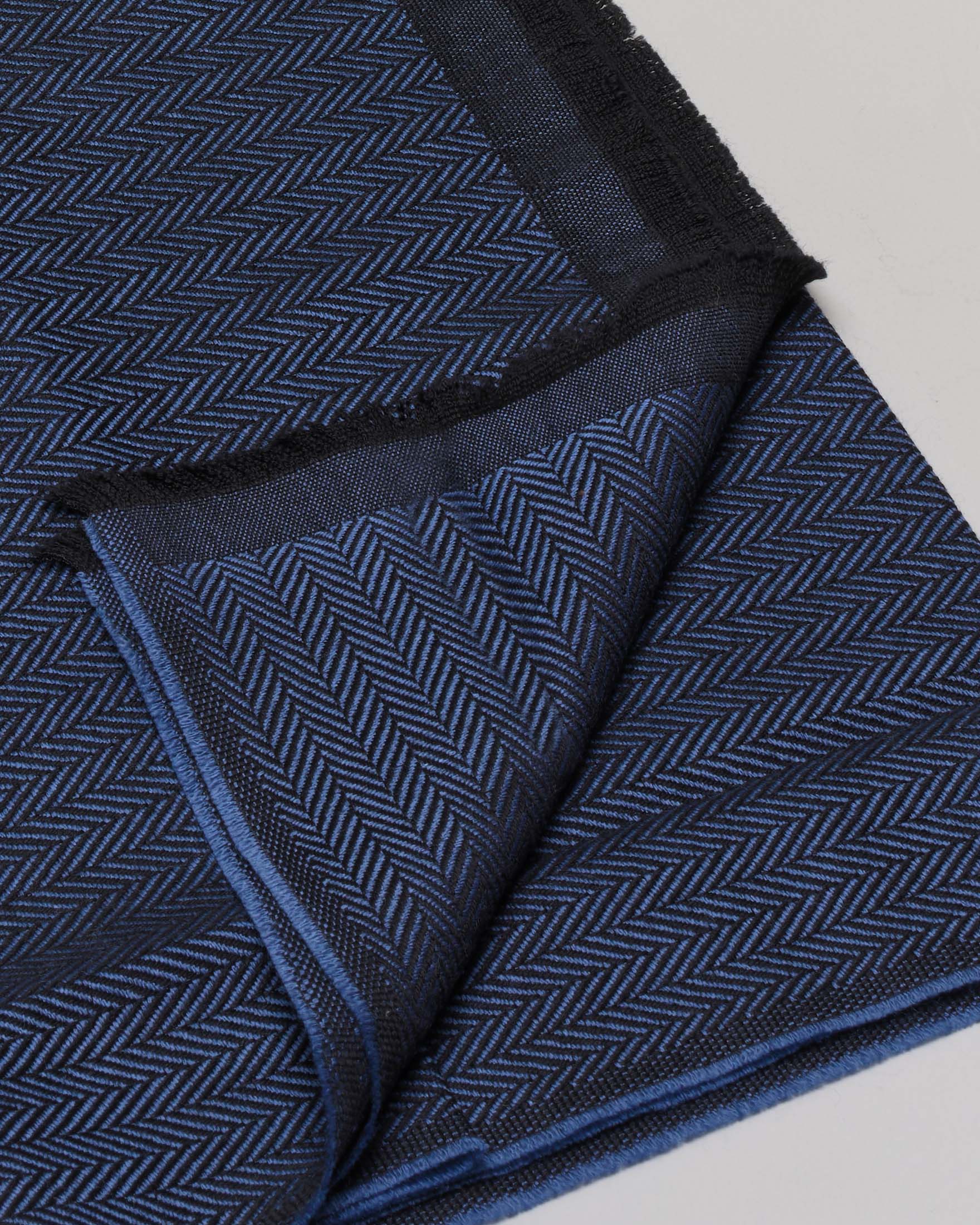 Sciarpa Raja color blu royal in tessuto spinato a trama nera di pura lana image