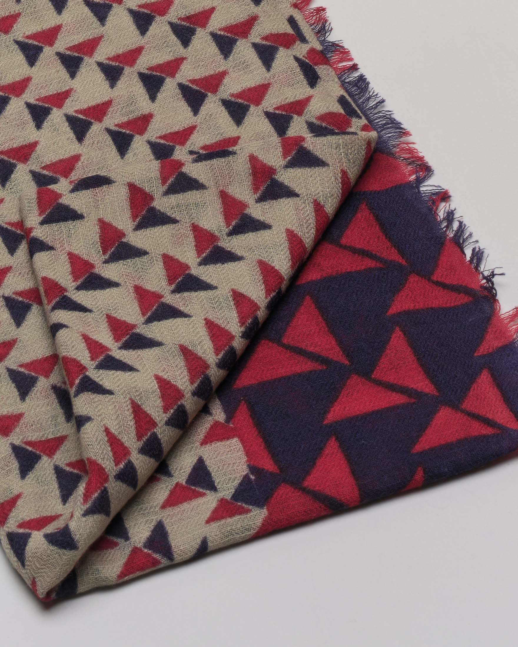 Sciarpa Raja color noce in pura lana a fantasia geometrica rossa e blu image