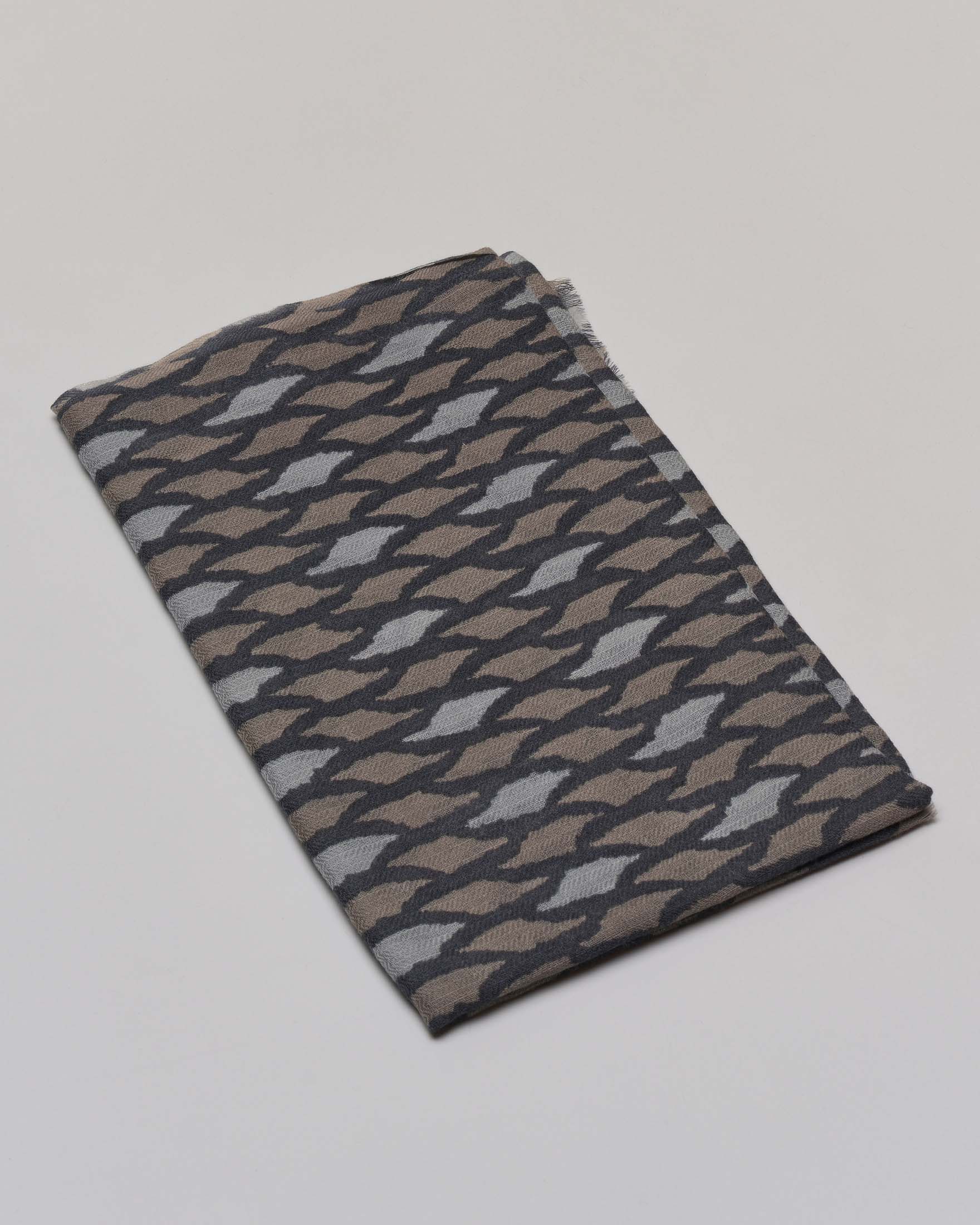 Sciarpa Raja color fango e grigia in tessuto a fantasia foliage di pura lana con fondo sfrangiato