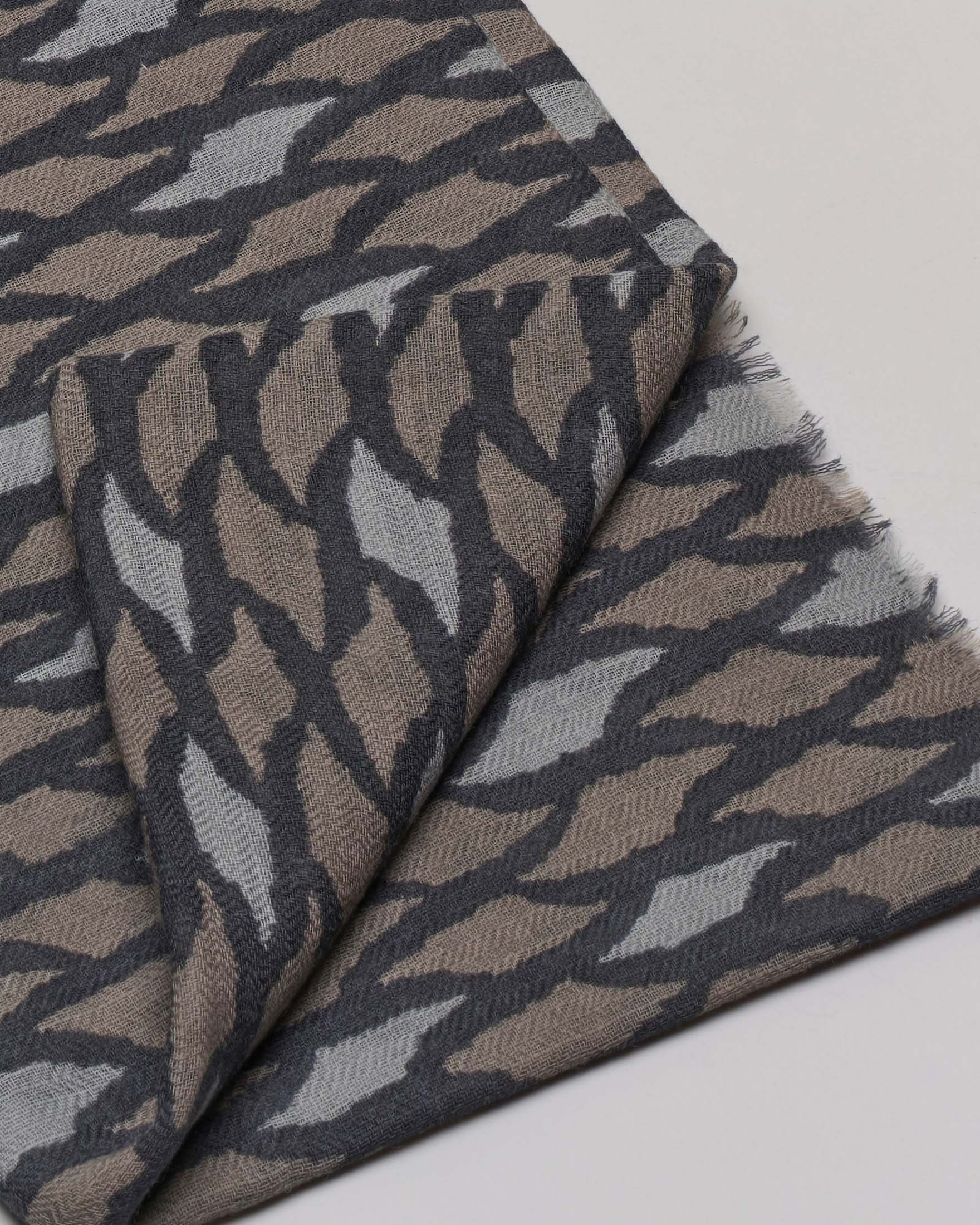 Sciarpa Raja color fango e grigia in tessuto a fantasia foliage di pura lana con fondo sfrangiato image