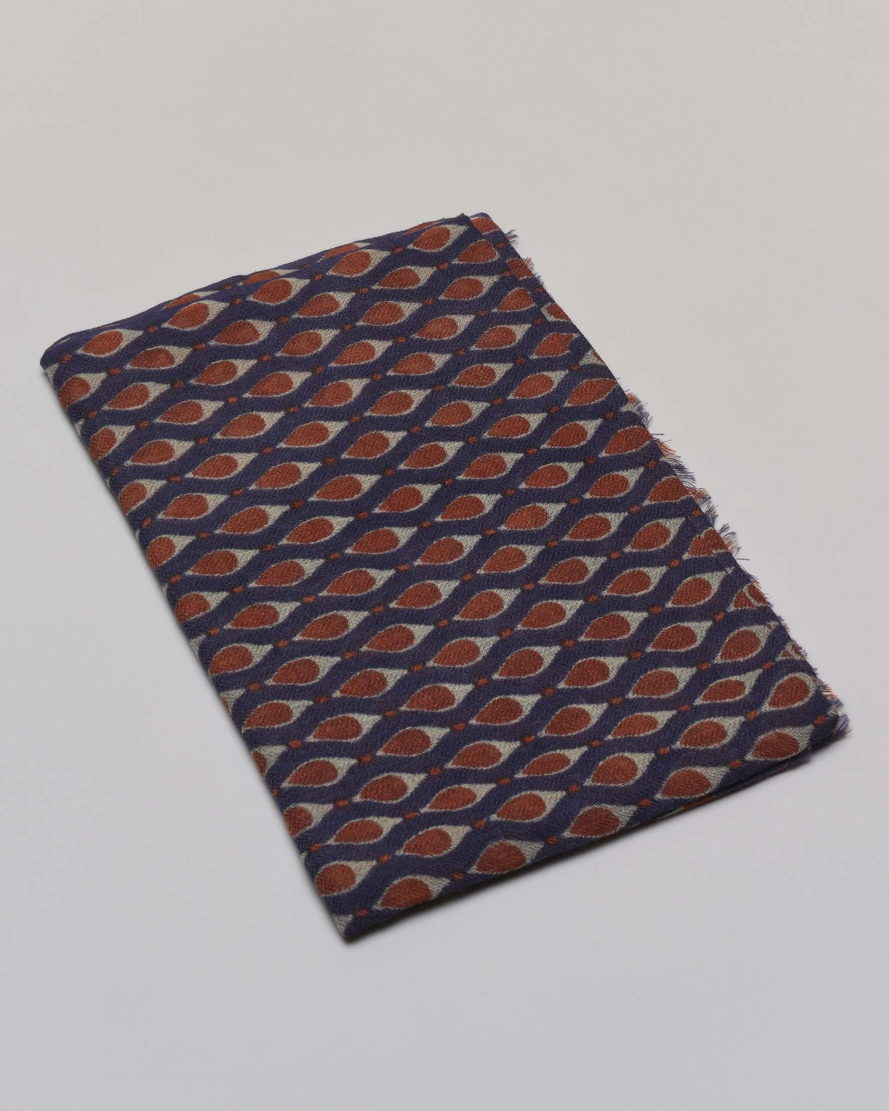 Sciarpa Raja blu e rossa mattone in tessuto a fantasia geometrica ovale di pura lana con fondo sfrangiato