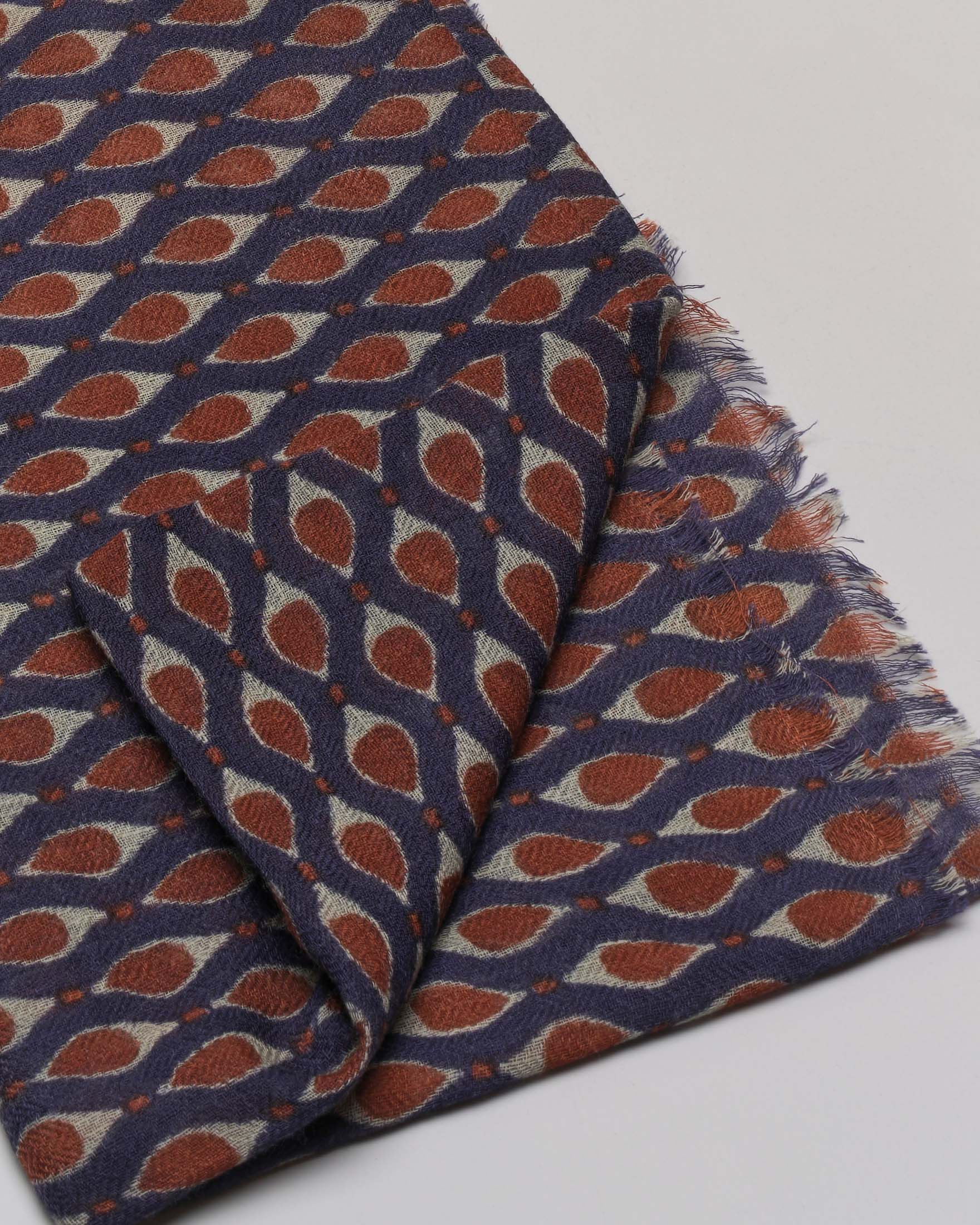 Sciarpa Raja blu e rossa mattone in tessuto a fantasia geometrica ovale di pura lana con fondo sfrangiato