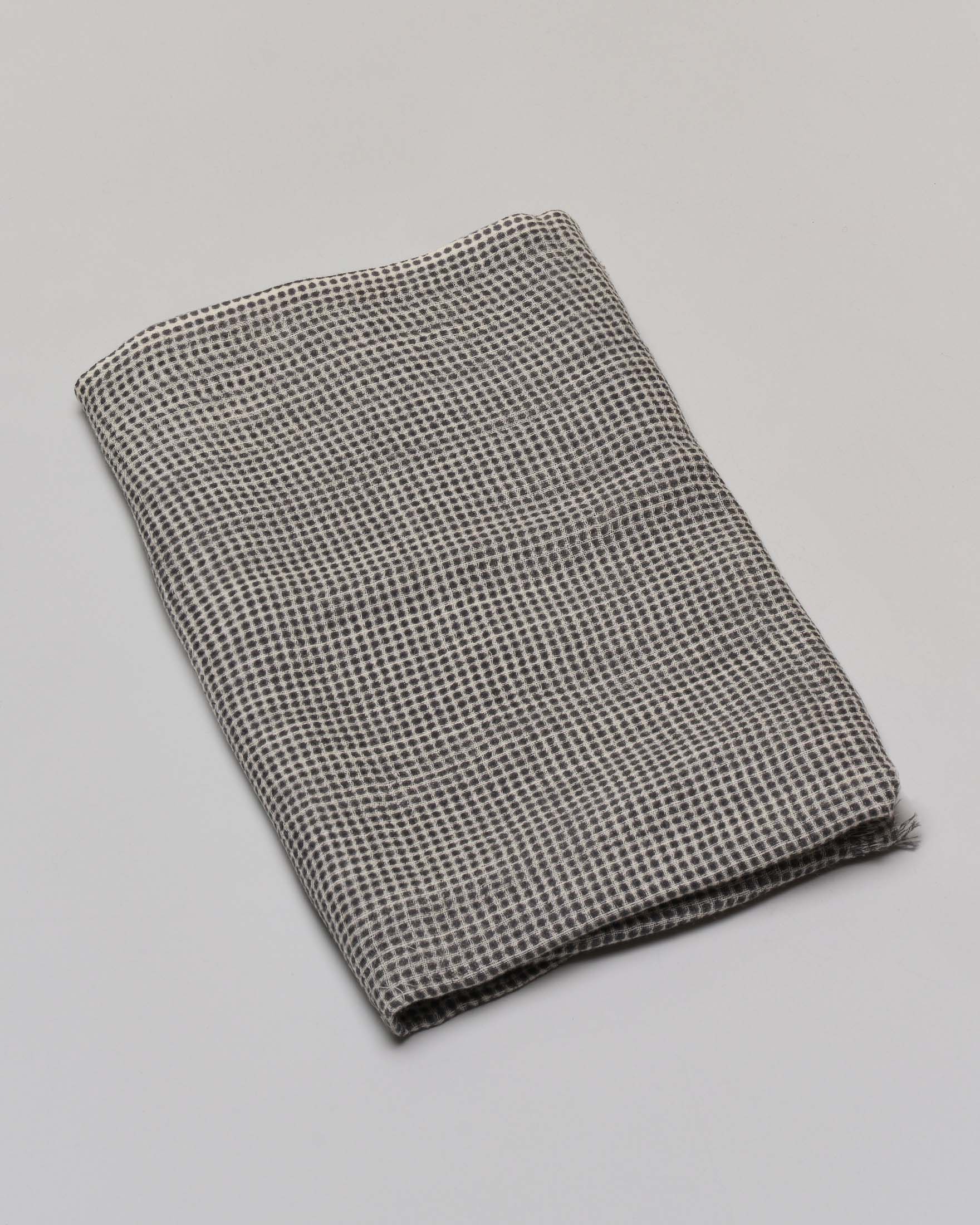 Sciarpa Raja bianca e nera in tessuto a fantasia a quadretti di pura lana con fondo sfrangiato