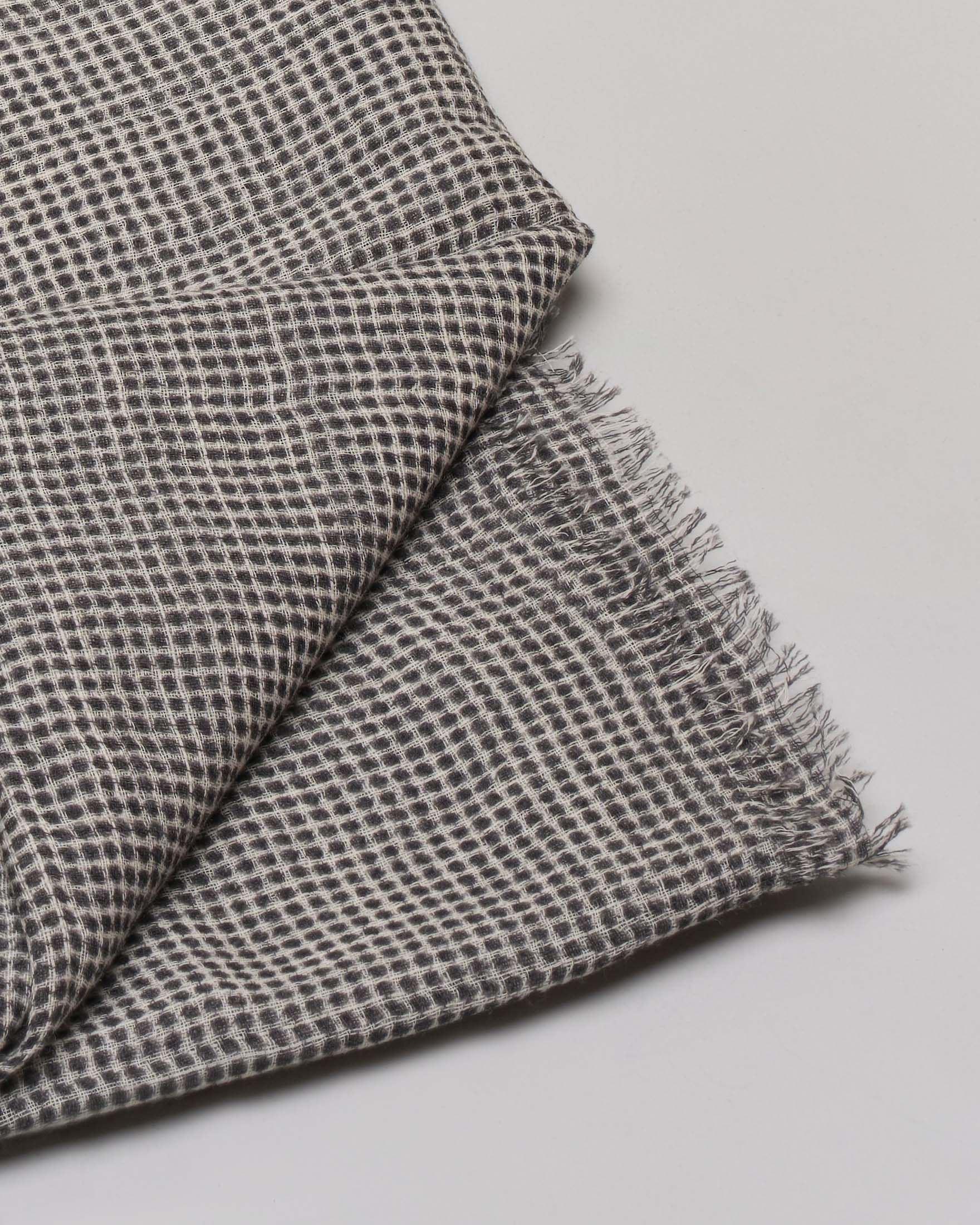 Sciarpa Raja bianca e nera in tessuto a fantasia a quadretti di pura lana con fondo sfrangiato image