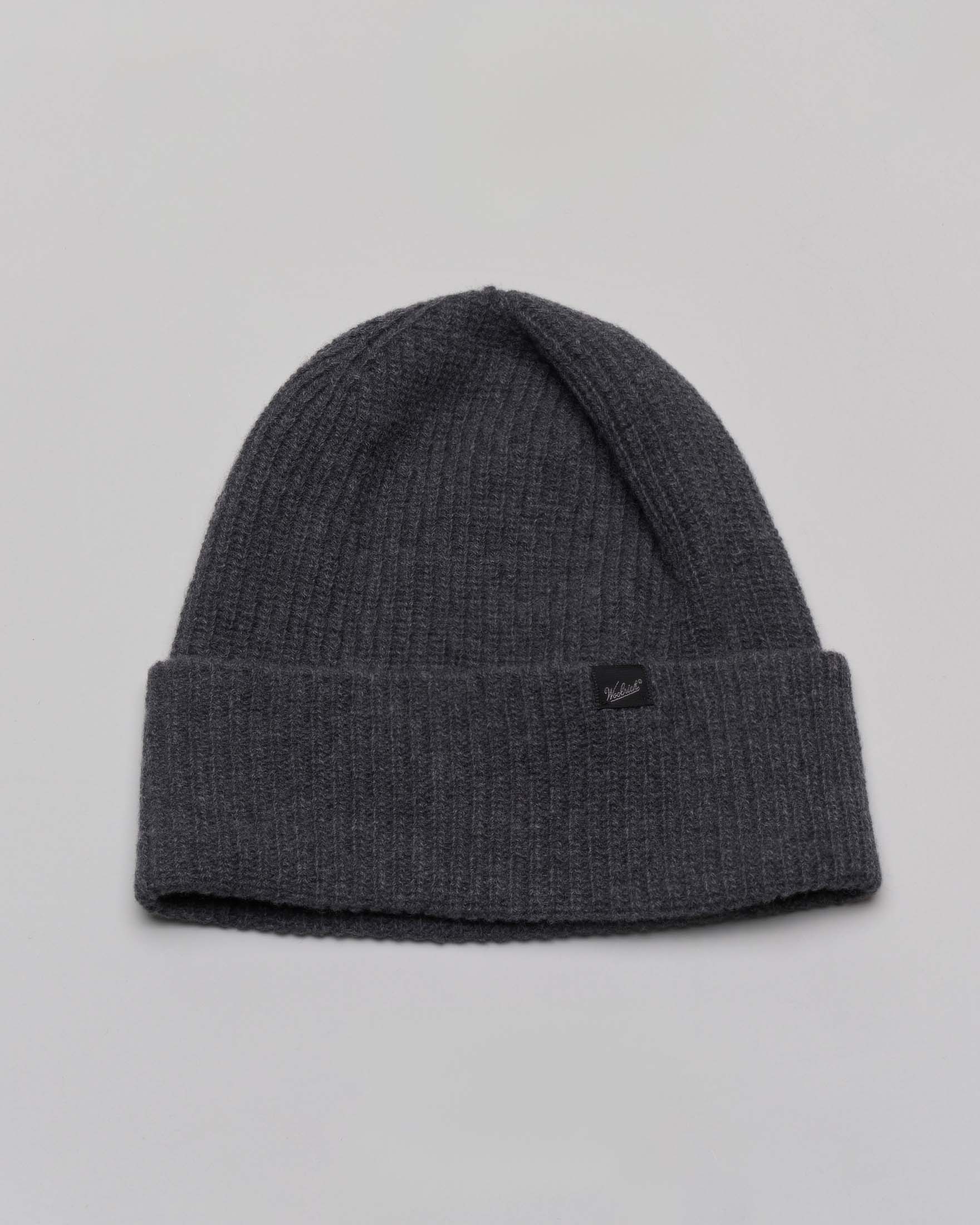 Berretto Woolrich color antracite a coste in lana merino con risvolto e logo