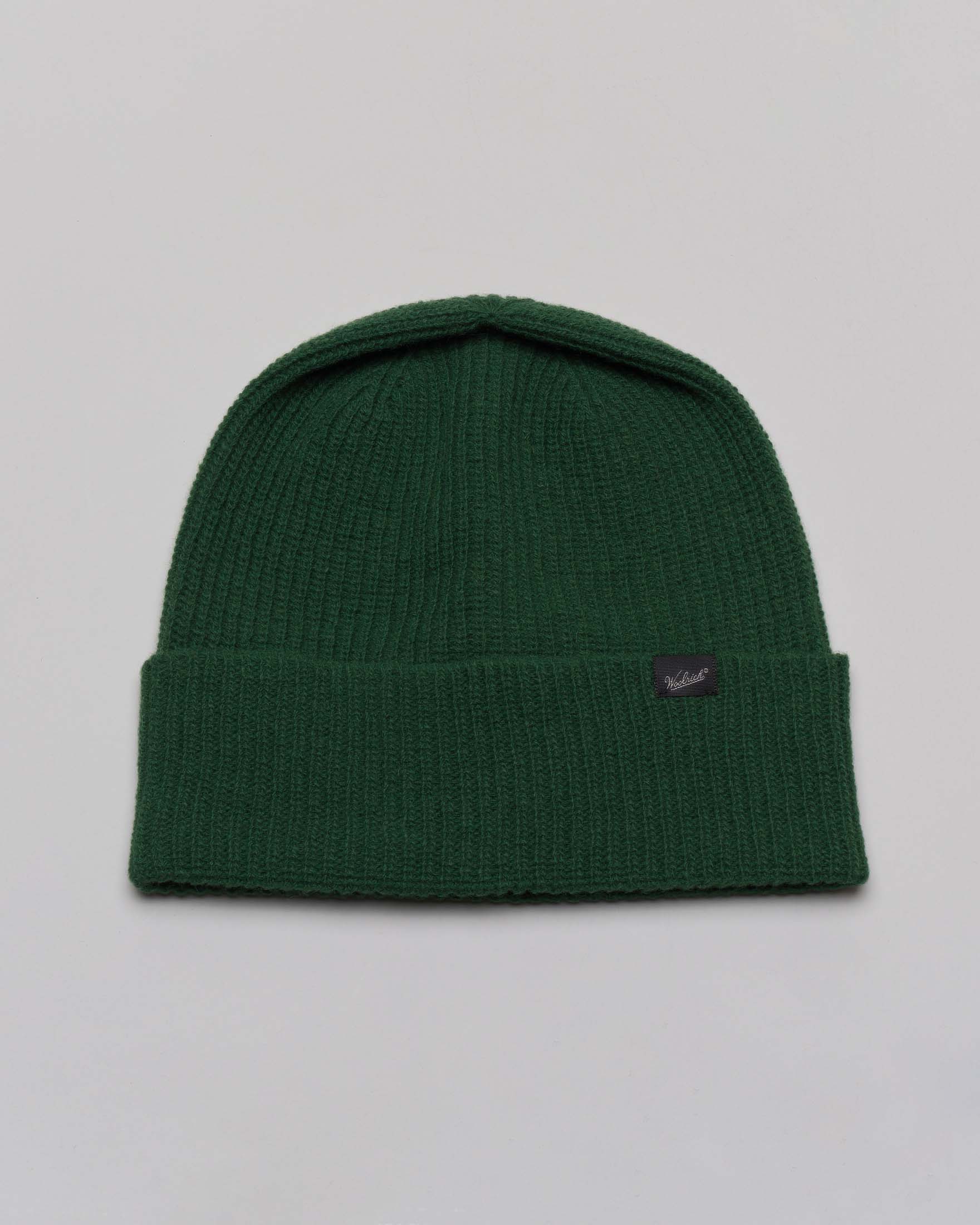 Berretto Woolrich verde a coste in lana merino con risvolto e logo