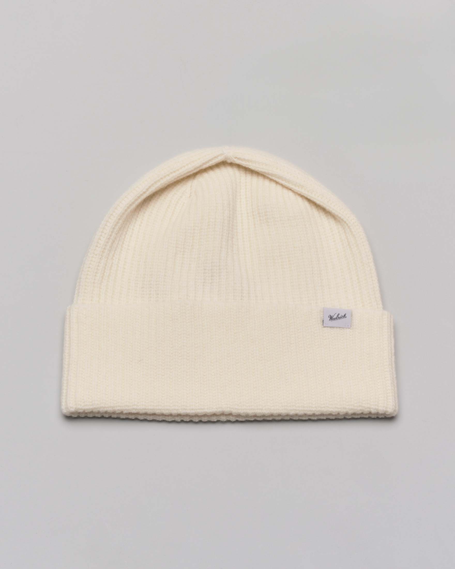 Berretto Woolrich panna a coste in lana merino con risvolto e logo