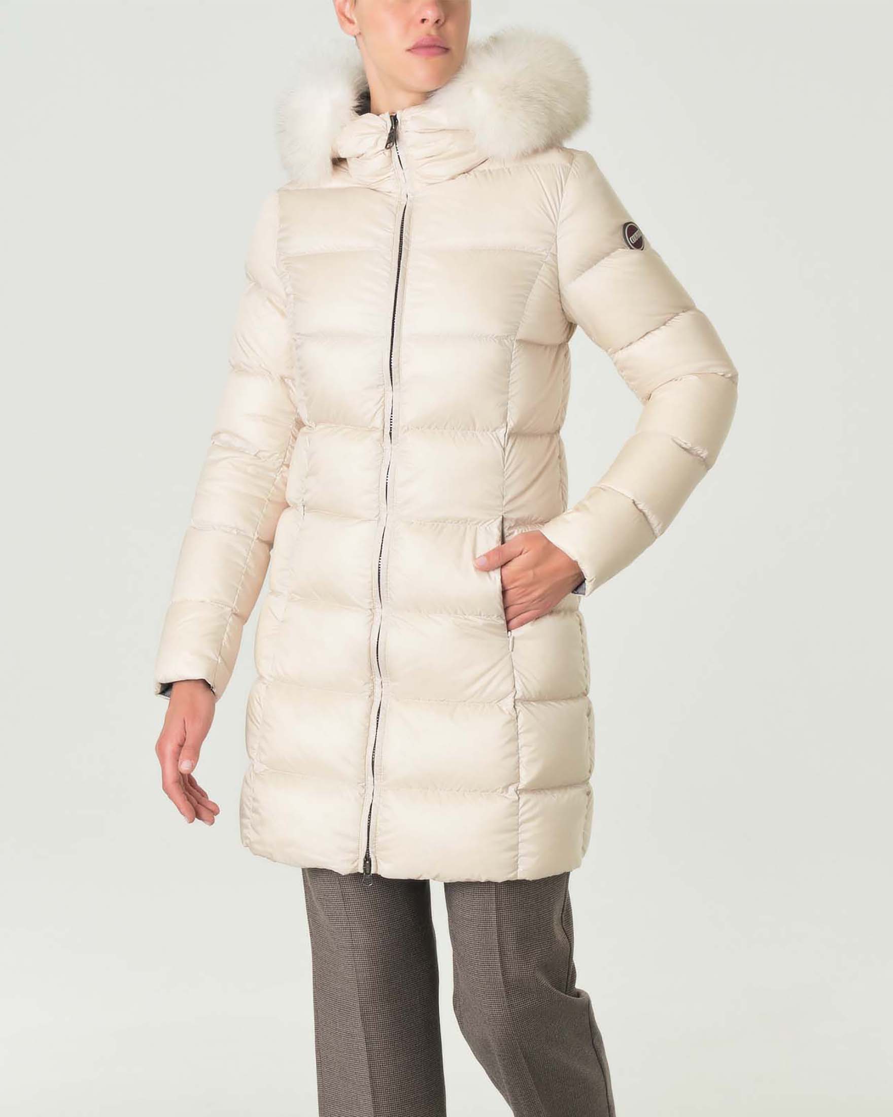 Piumino midi color avorio in tessuto idrorepellente con cappuccio