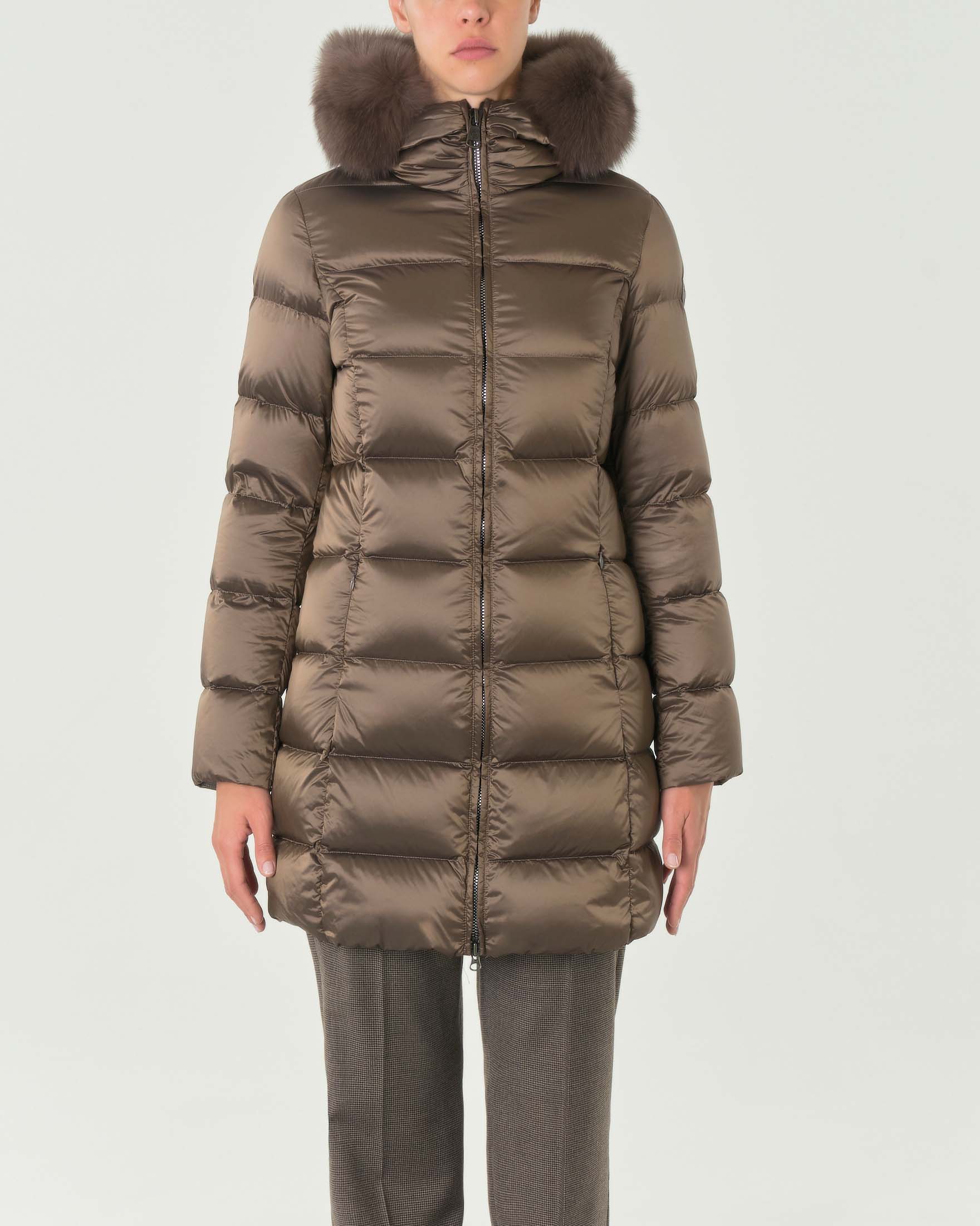 Piumino midi color tortora in tessuto idrorepellente con cappuccio fisso bordato in vera pelliccia tono su tono image