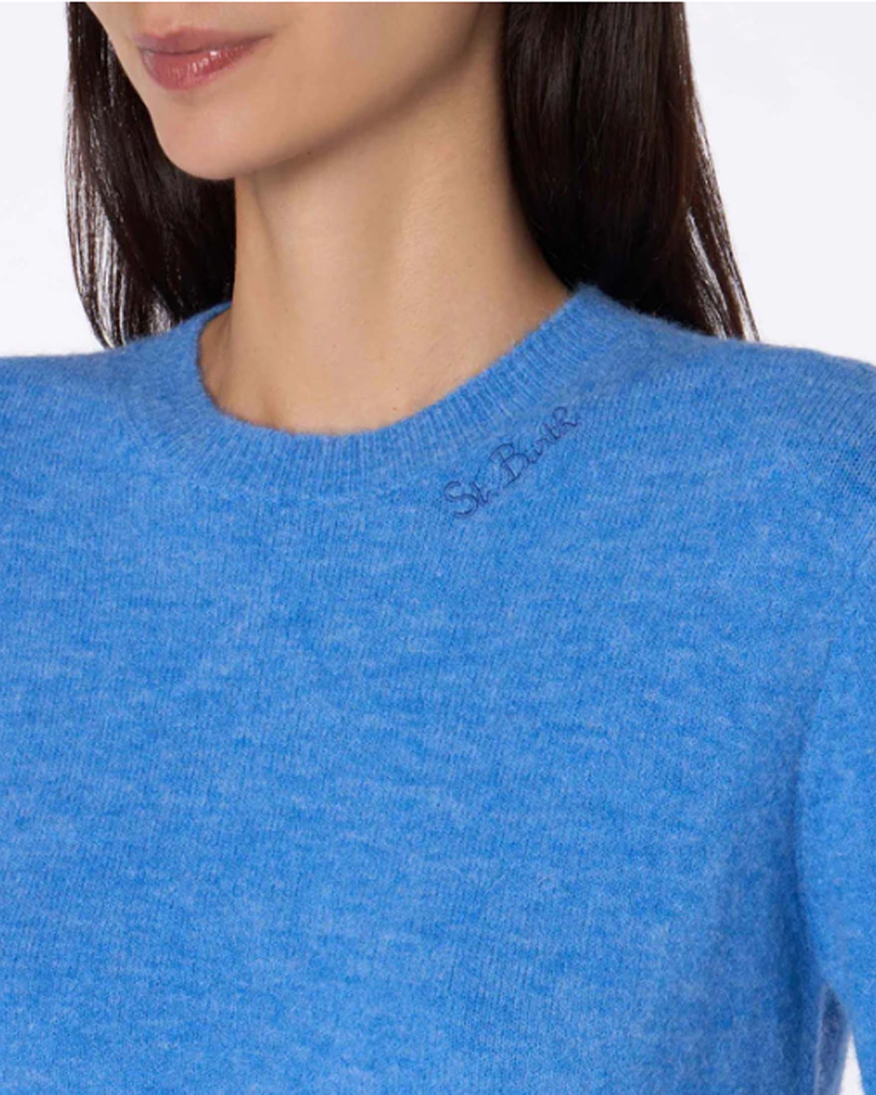 Maglia blu denim di alpaca e lana con scritta logo ricamata tono su tono image