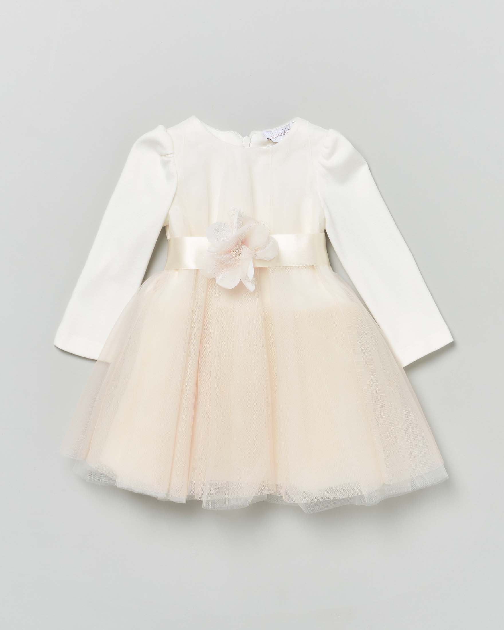 Abito ecrù a maniche lunghe con tulle e cintura in raso rosa con fiore