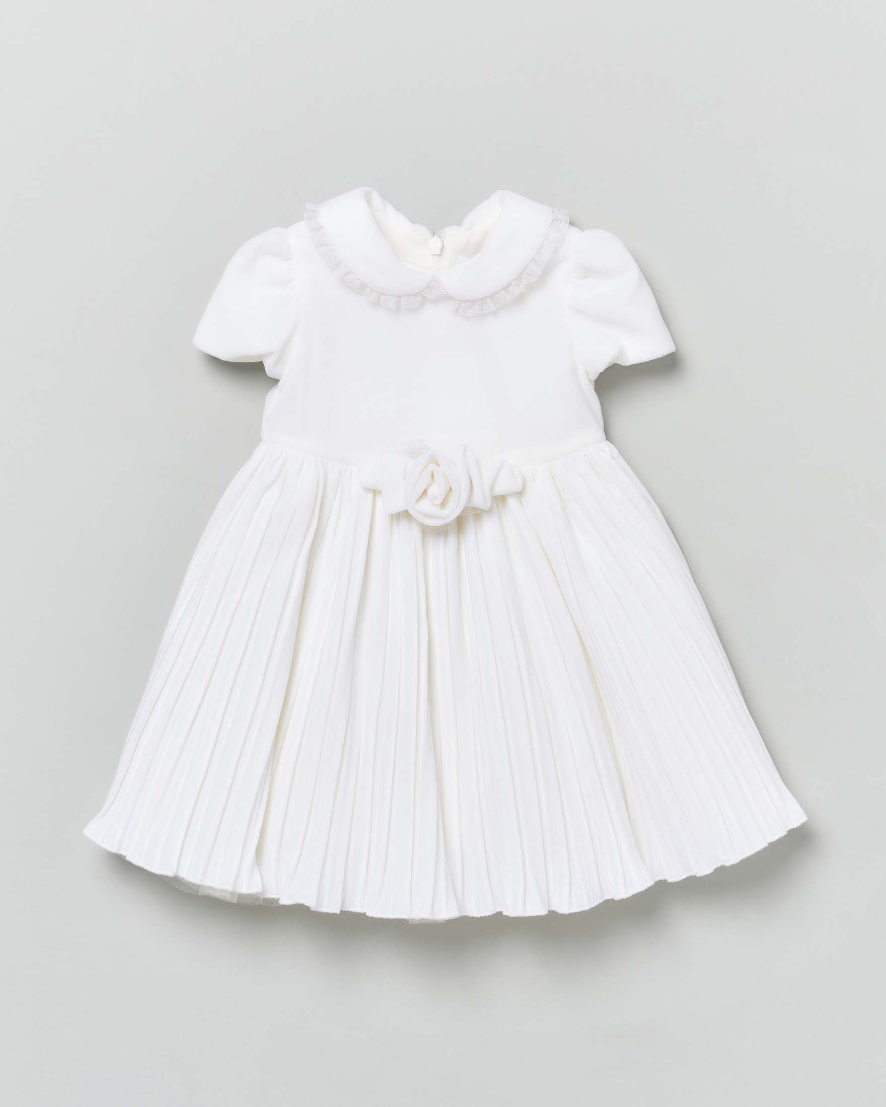 Abito fit and flare bianco a maniche corte velour con fiore e gonna a ruota