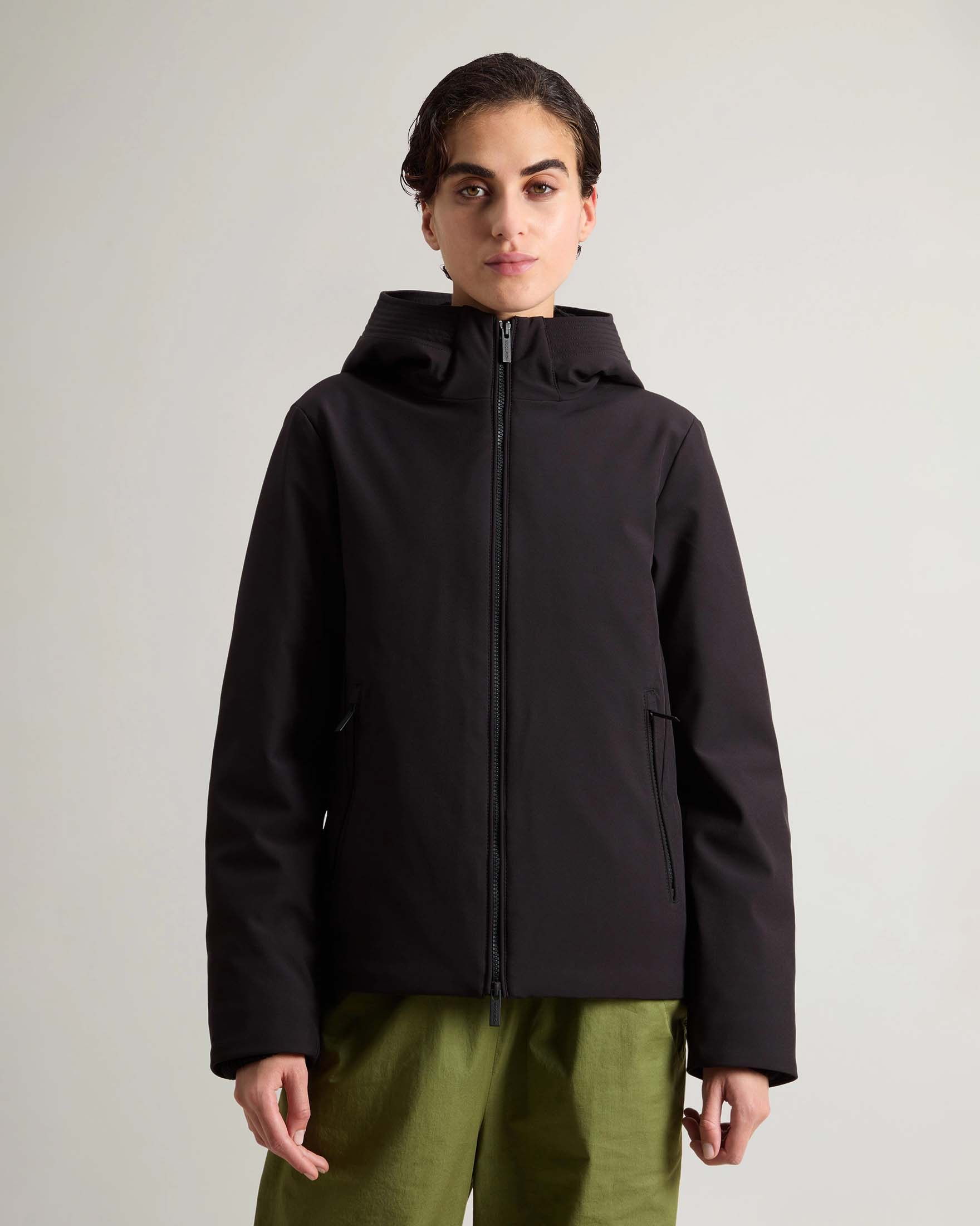 Firth Parka nero corto con cappuccio imbottito in piuma naturale in tessuto impermeabile antivento