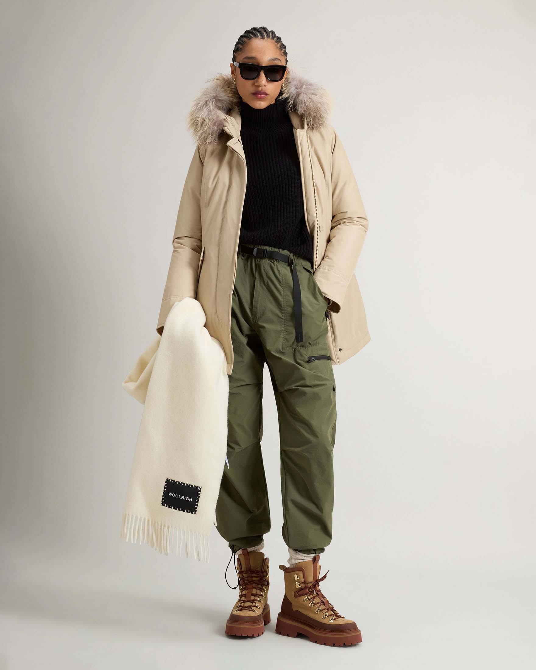 Arctic Parka slim fit color sabbia imbottito in piuma naturale con bordatura in pelliccia