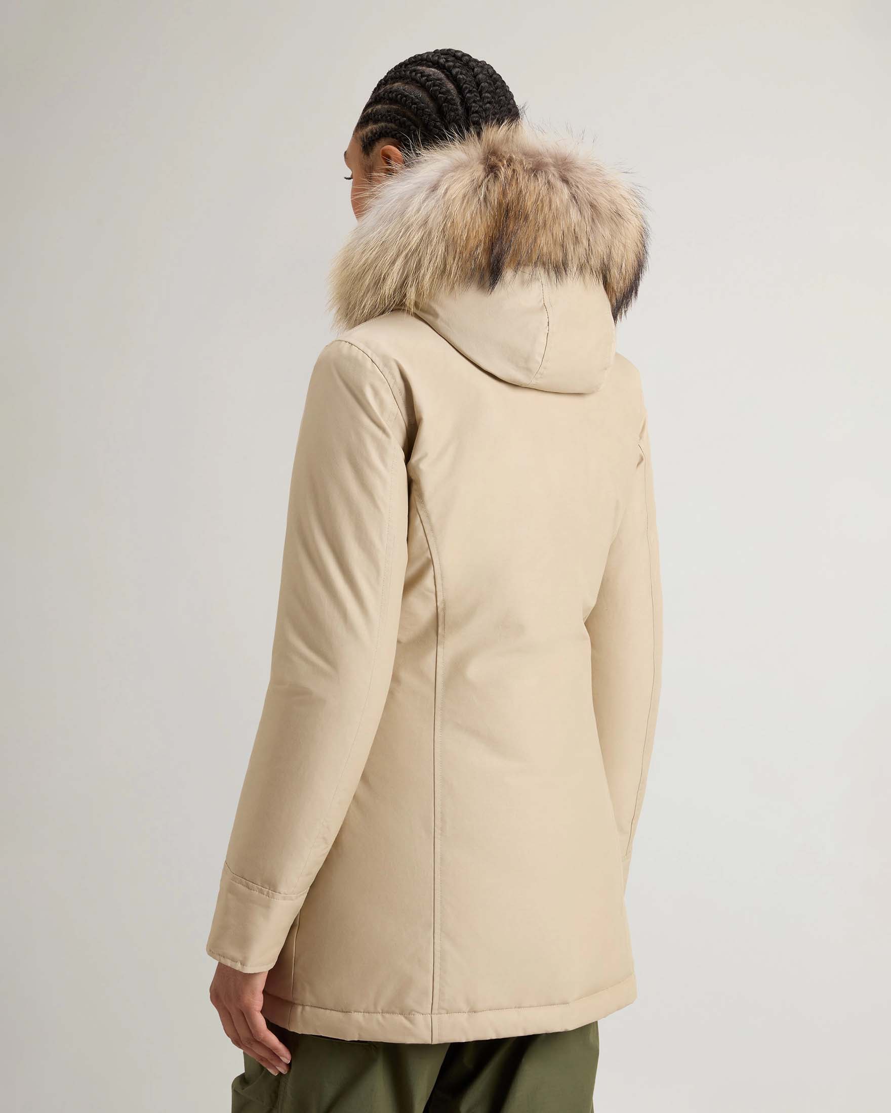 Arctic Parka slim fit color sabbia imbottito in piuma naturale con bordatura in pelliccia
