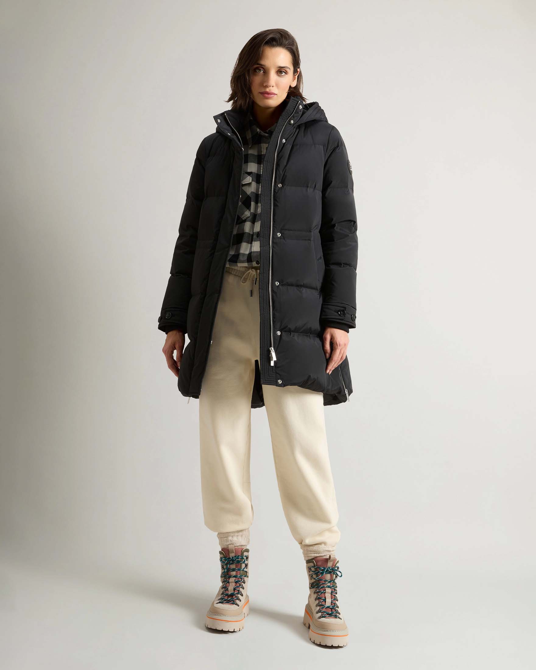 Piumino nero midi modello Alsea con coulisse in vita, cappuccio e spacchi laterali con zip