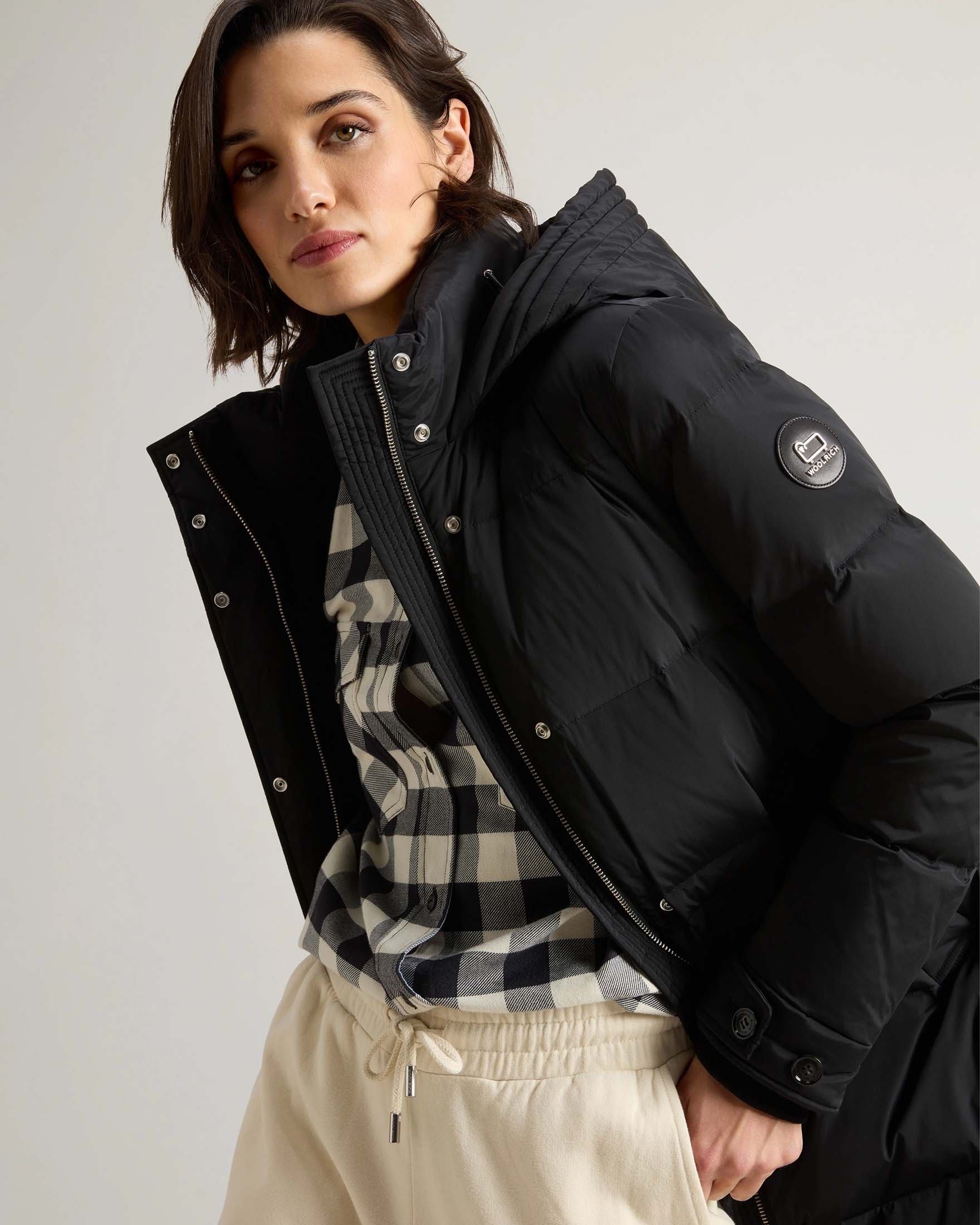 Piumino nero midi modello Alsea con coulisse in vita, cappuccio e spacchi laterali con zip image