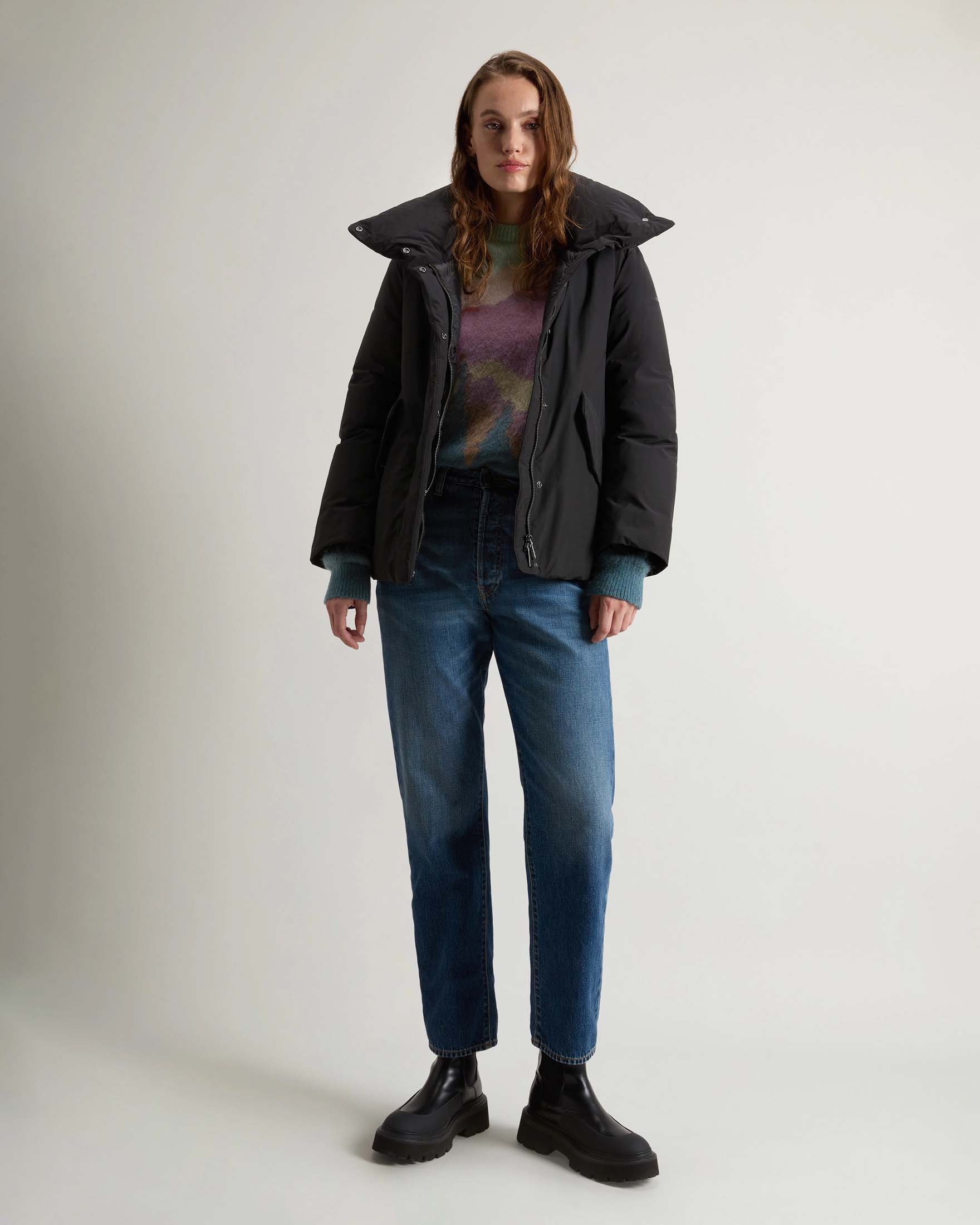 Piumino nero con collo alto avvolgente in Urban Touch imbottito in piuma naturale image