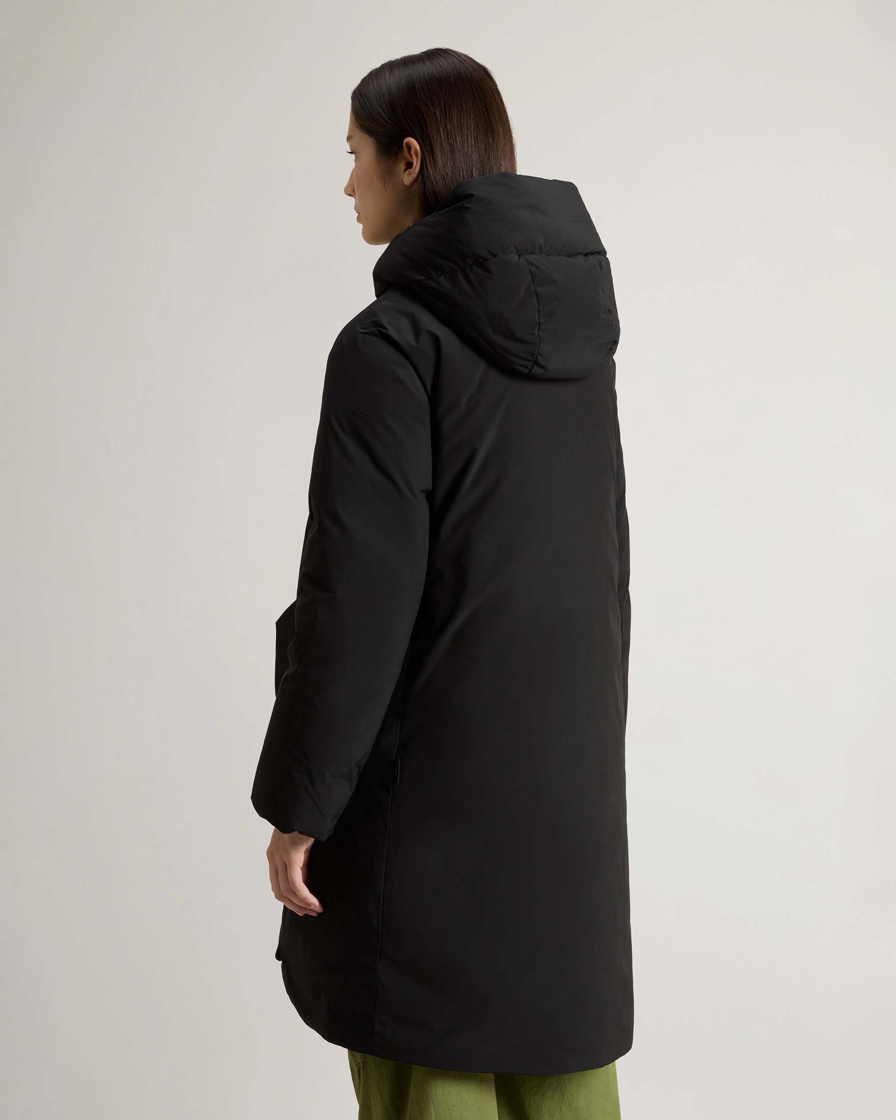Piumino nero midi in Urban Touch imbottito in piuma naturale e cappuccio fisso