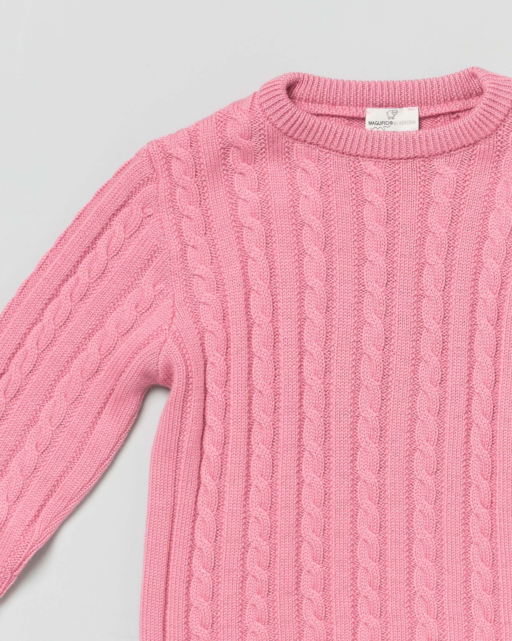 Maglia fucsia girocollo in pura lana merino con lavorazione a trecce