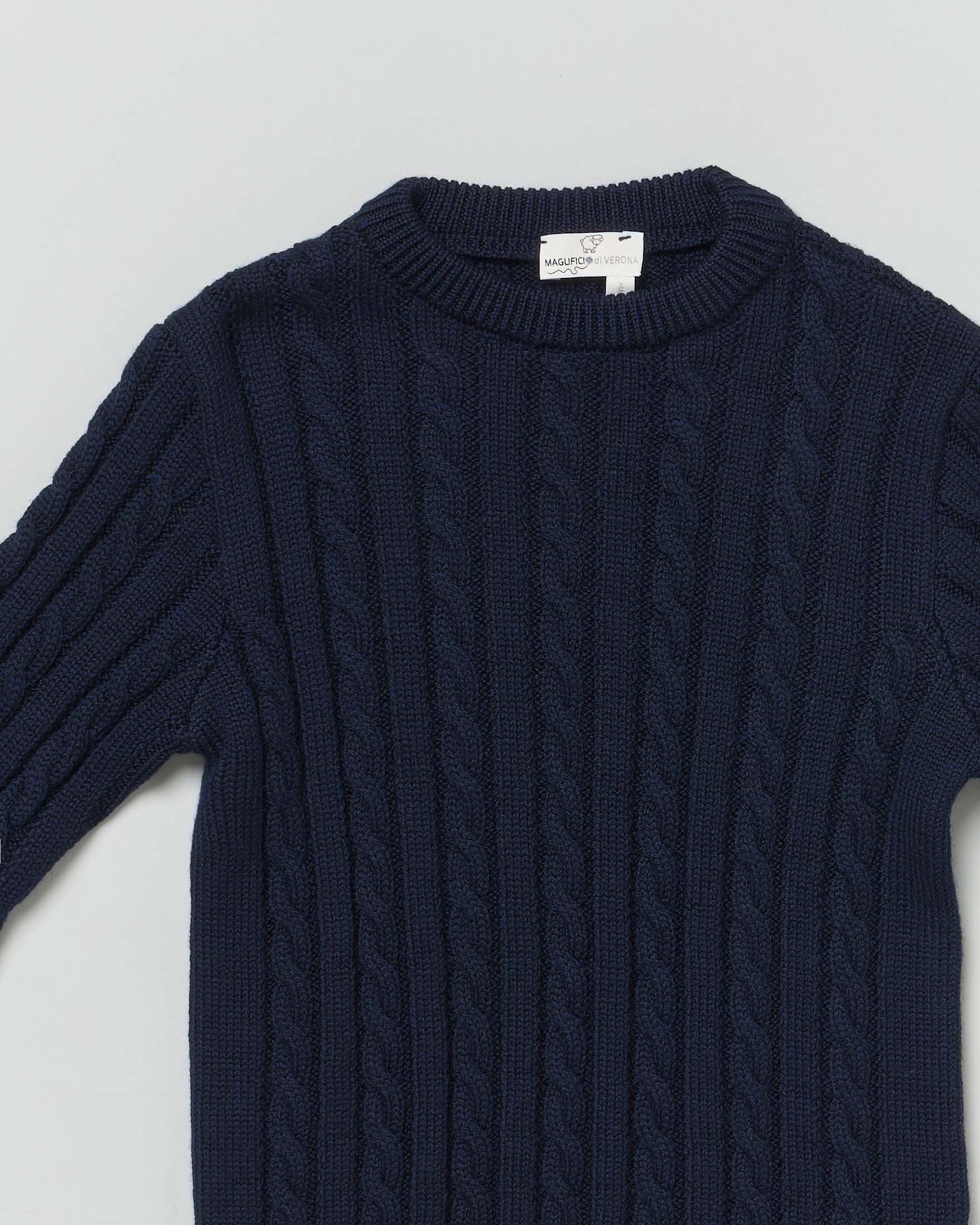 Maglia blu girocollo in pura lana merino con lavorazione a trecce image