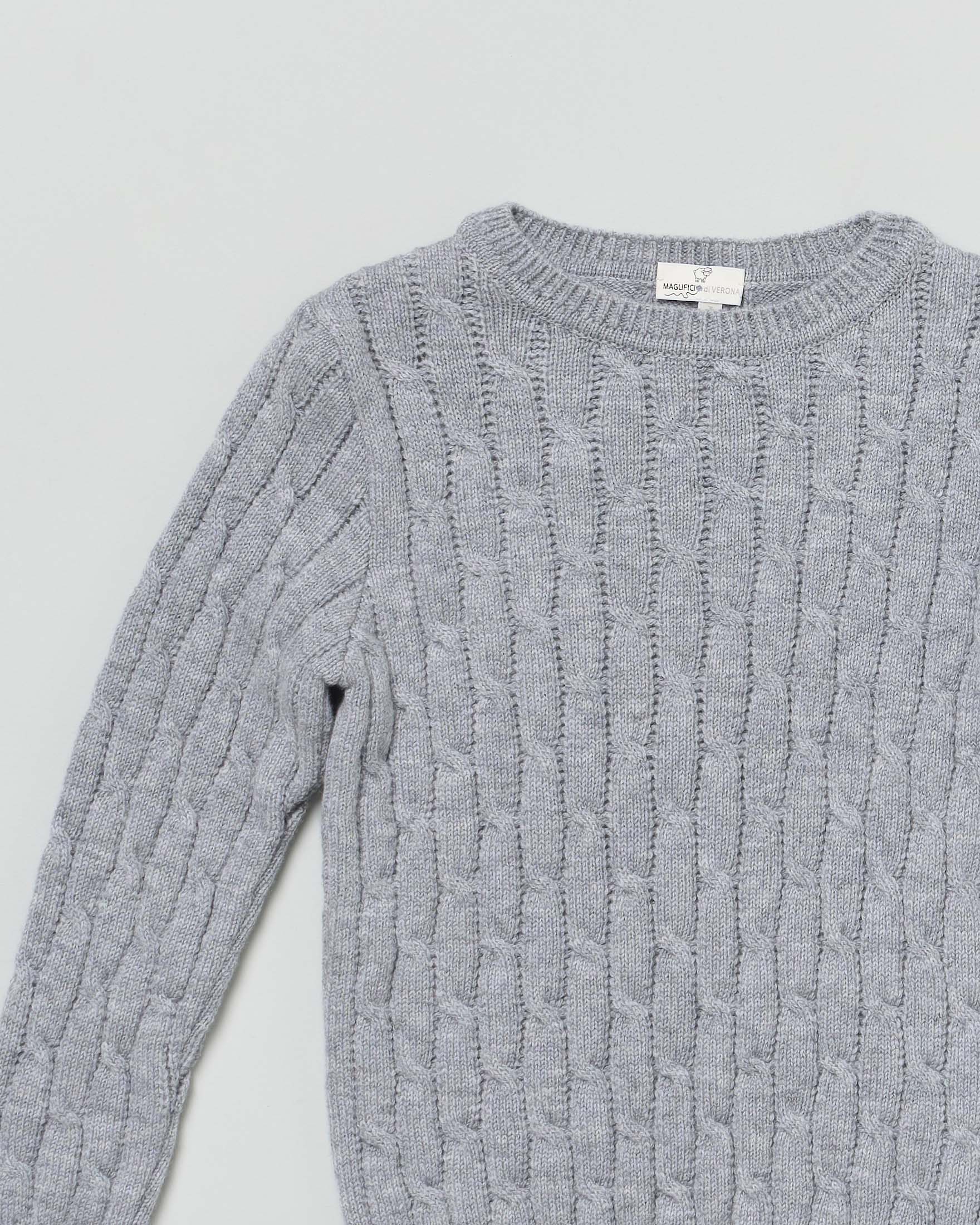 Maglia grigia girocollo in pura lana con lavorazione a trecce image