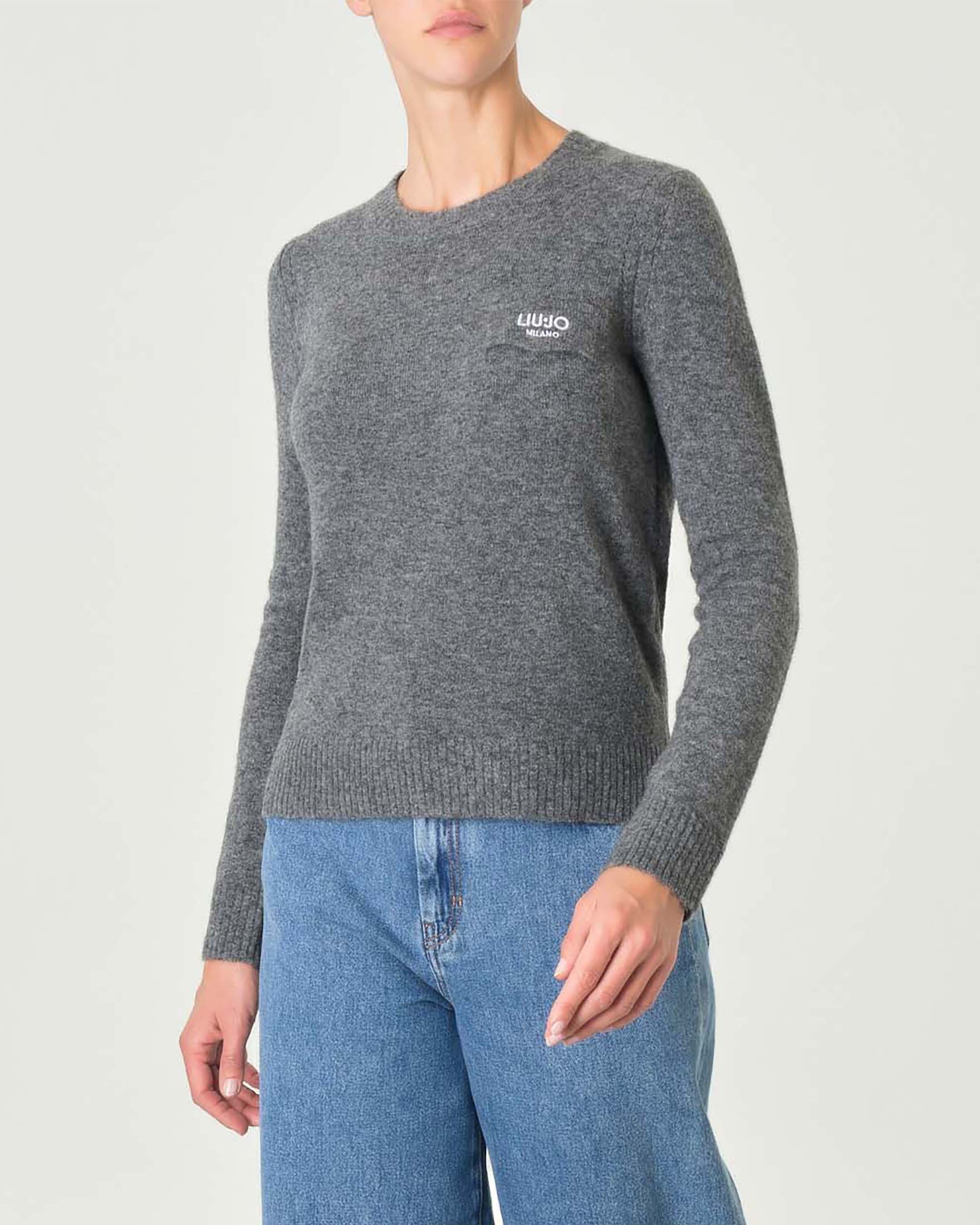 Maglia grigio melange in misto lana e alpaca con scritta logo bianca ricamata sul taschino