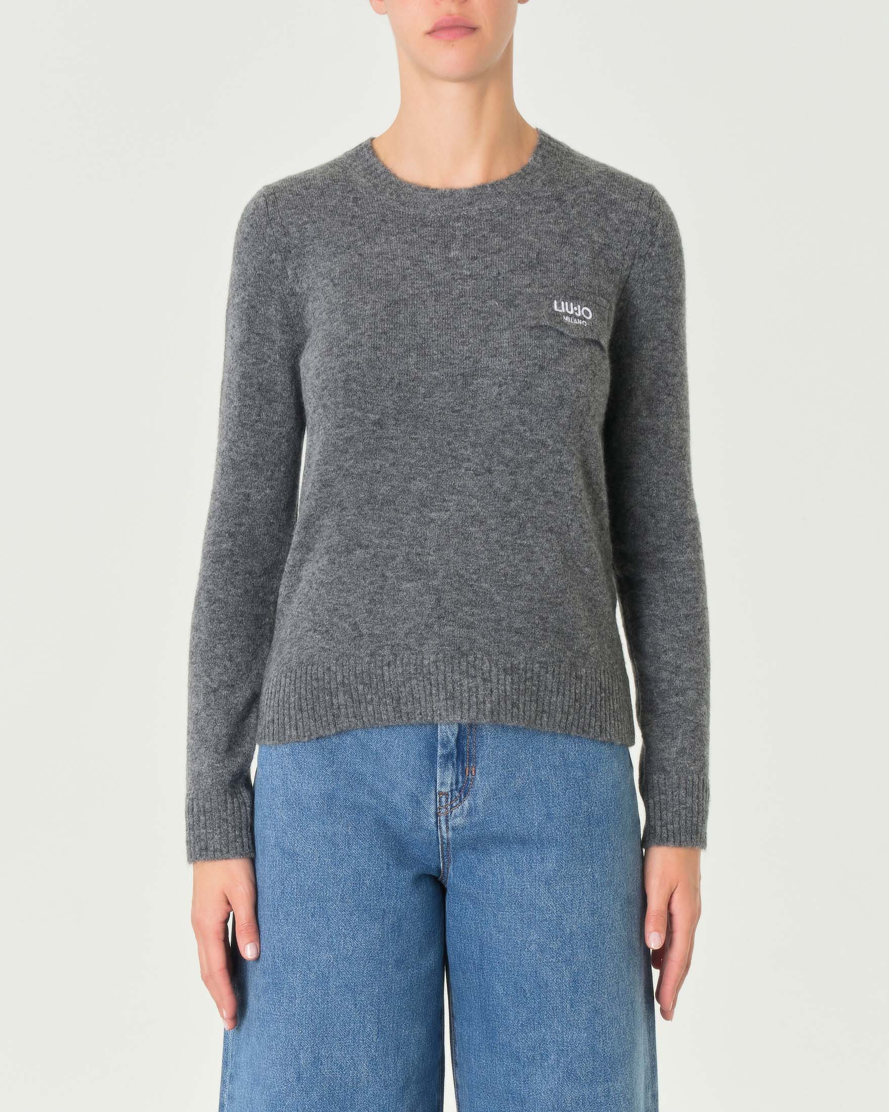 Maglia grigio melange in misto lana e alpaca con scritta logo bianca ricamata sul taschino image